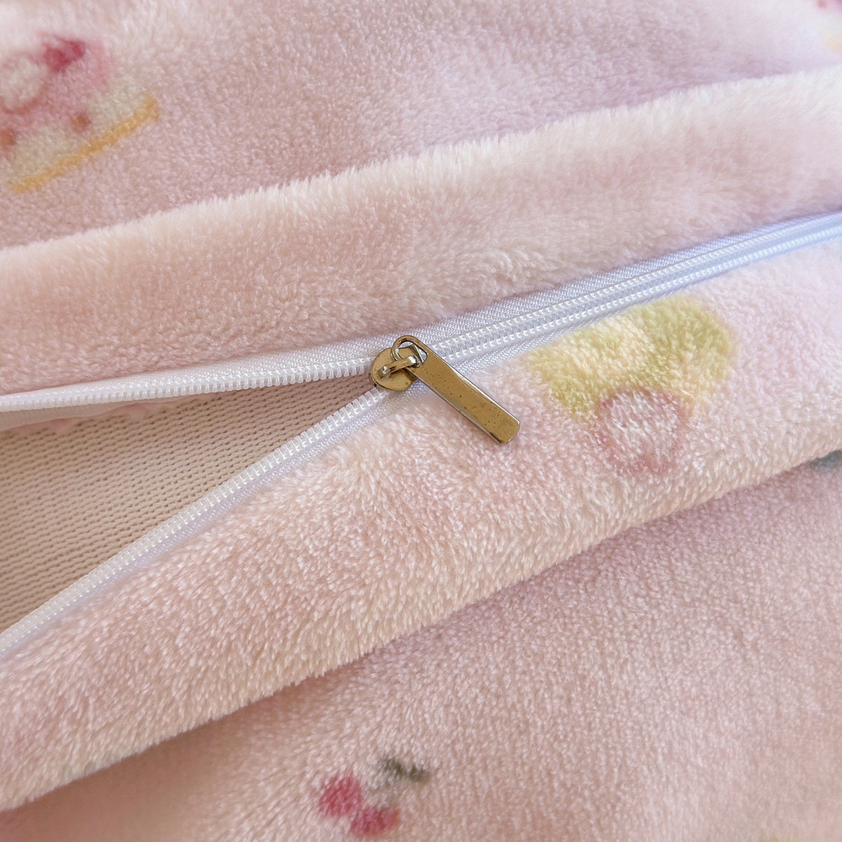 91家纺网 家纺一手货源 找家纺 丽美人家纺 2025新款小版印花牛奶绒四件套 可爱小猫