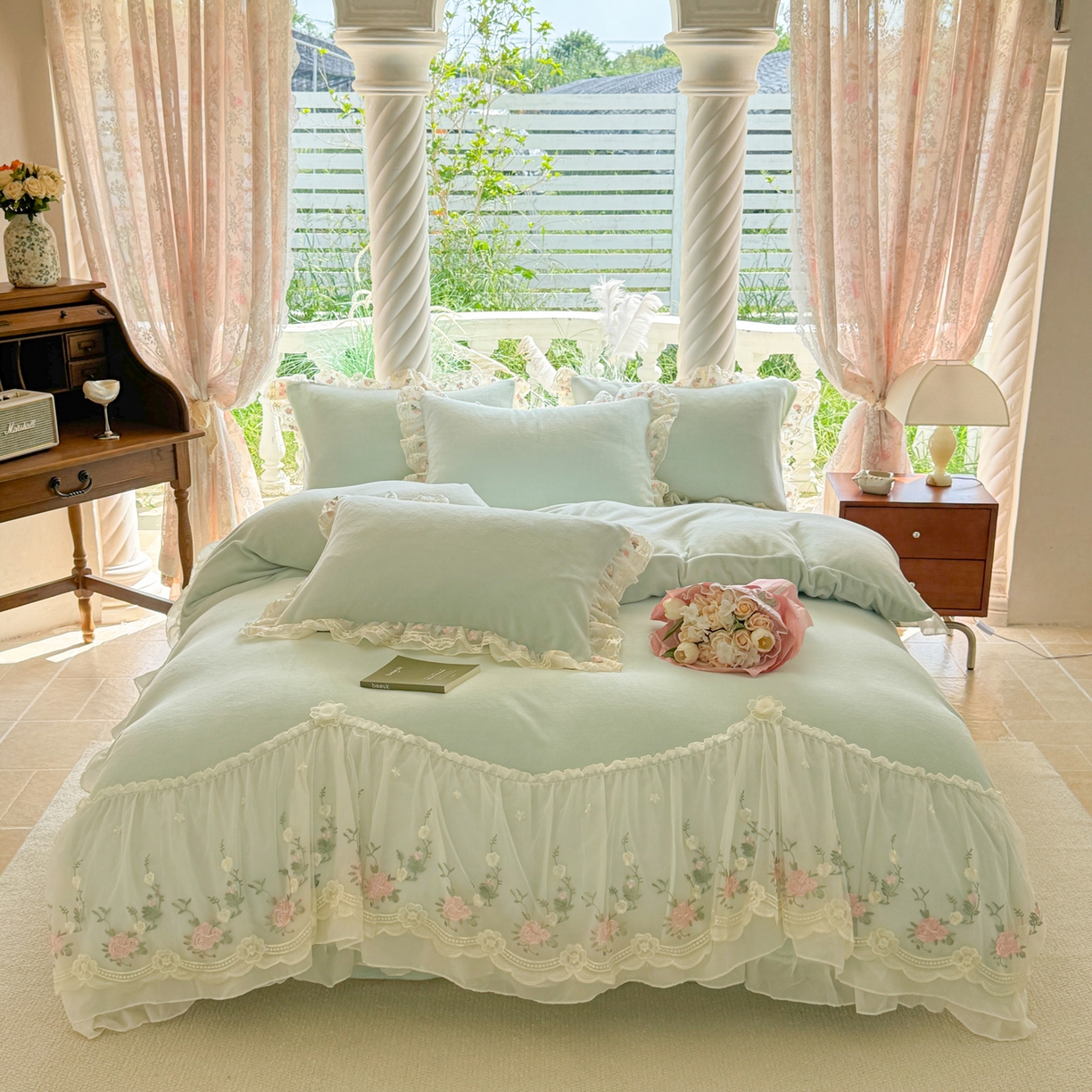 91家纺网 家纺一手货源 找家纺 米可家居 2025新款牛奶绒床裙款蕾丝刺绣四件套韩版法式公主风四件套  玫瑰故事 玫瑰故事~浅绿