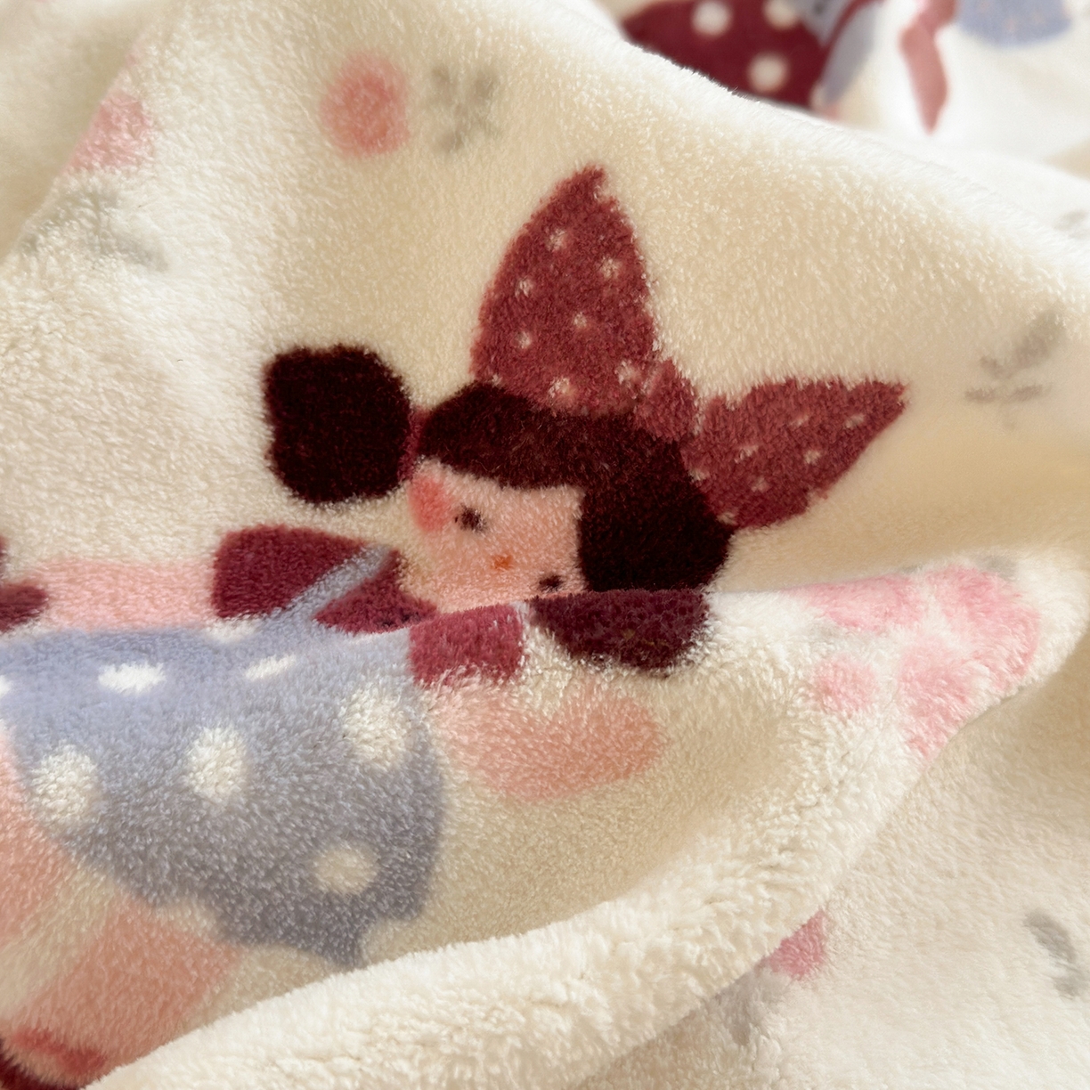 91家纺网 家纺一手货源 找家纺 丽美人家纺 2025新款小版印花牛奶绒四件套 玫瑰女孩