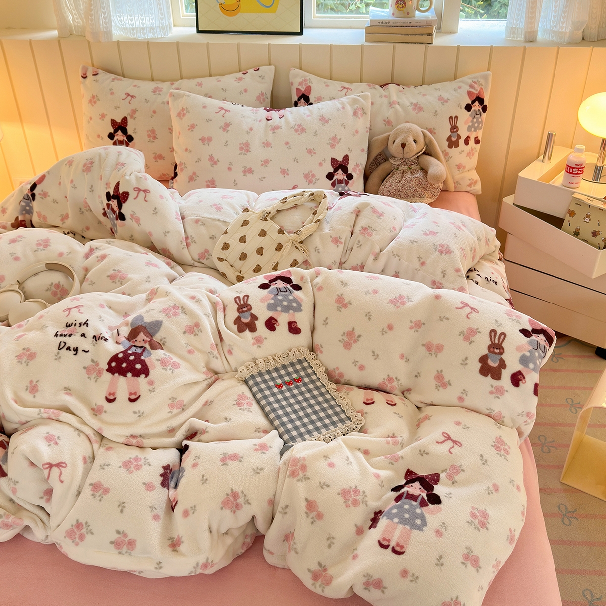 91家纺网 家纺一手货源 找家纺 丽美人家纺 2025新款小版印花牛奶绒四件套 玫瑰女孩