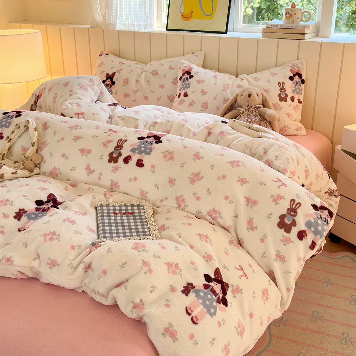 91家纺网 家纺一手货源 找家纺 丽美人家纺 2025新款小版印花牛奶绒四件套 玫瑰女孩