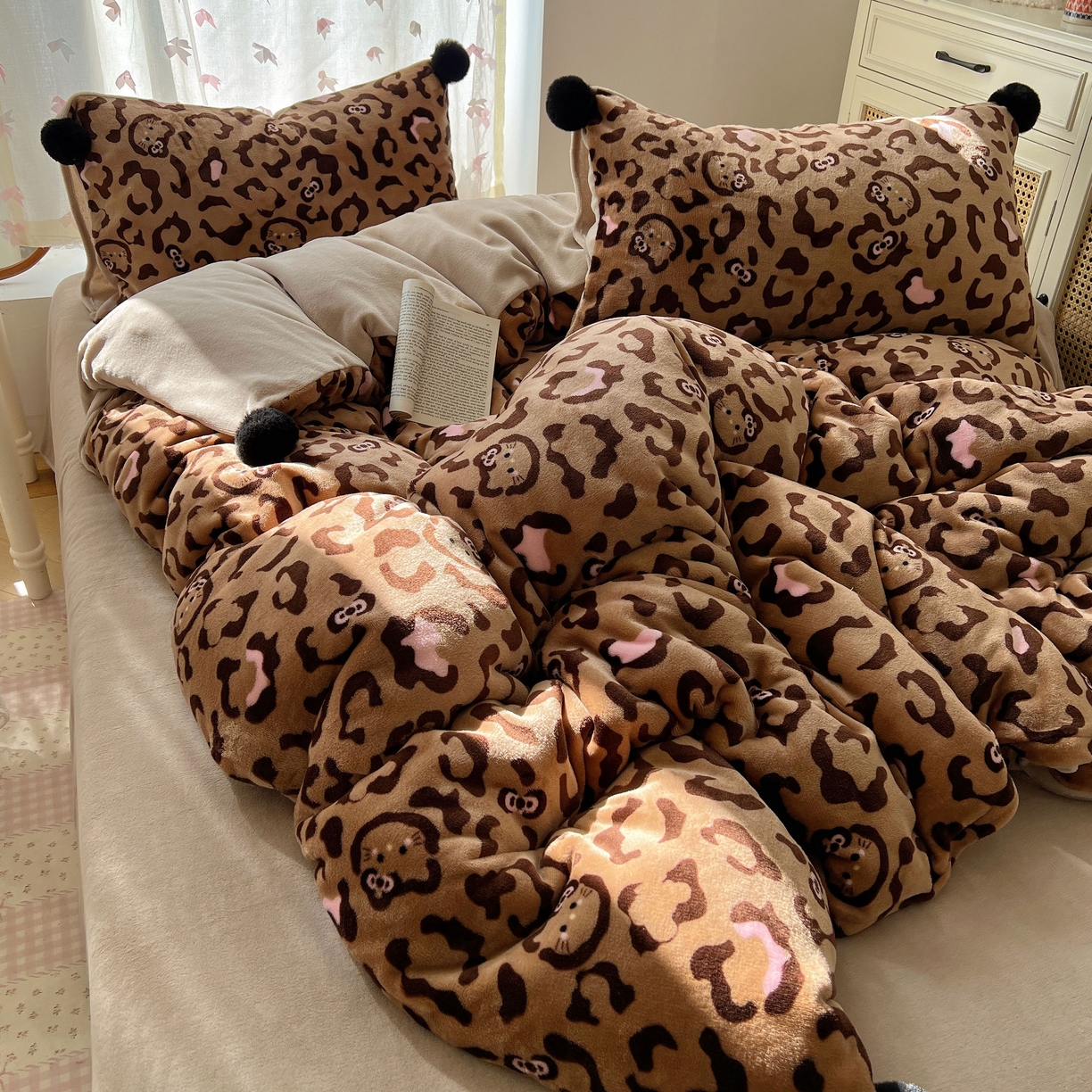 91家纺网 家纺一手货源 找家纺 顾里家纺 2025新款chic豹纹喵牛奶绒毛球套件 咖豹纹