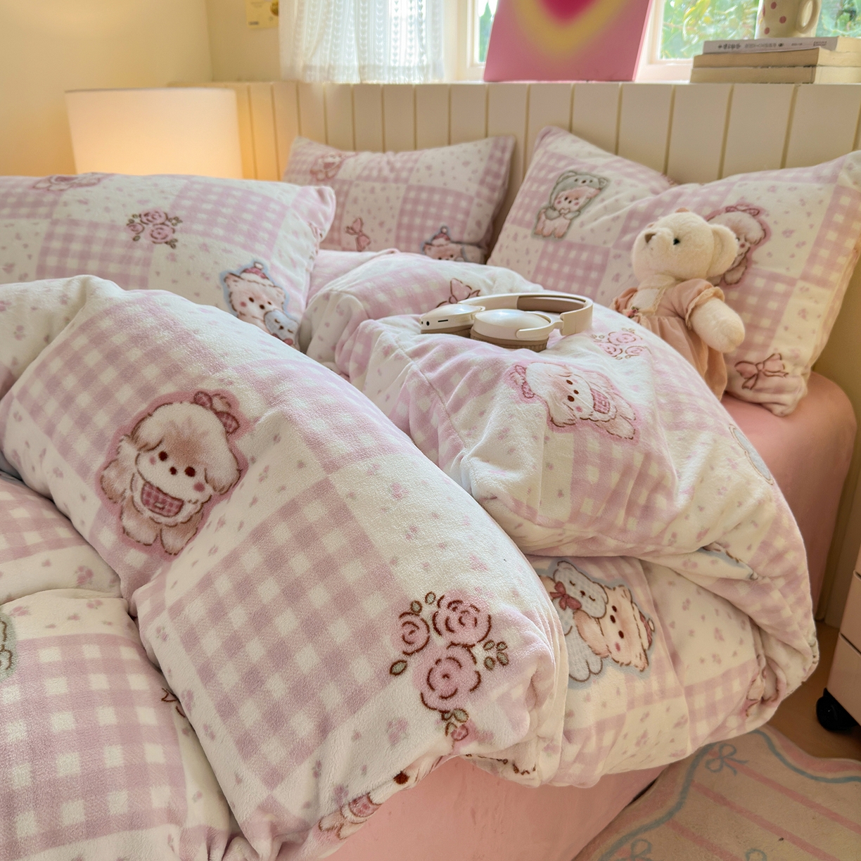 91家纺网 家纺一手货源 找家纺 丽美人家纺 2025新款小版印花牛奶绒四件套 萌熊日记