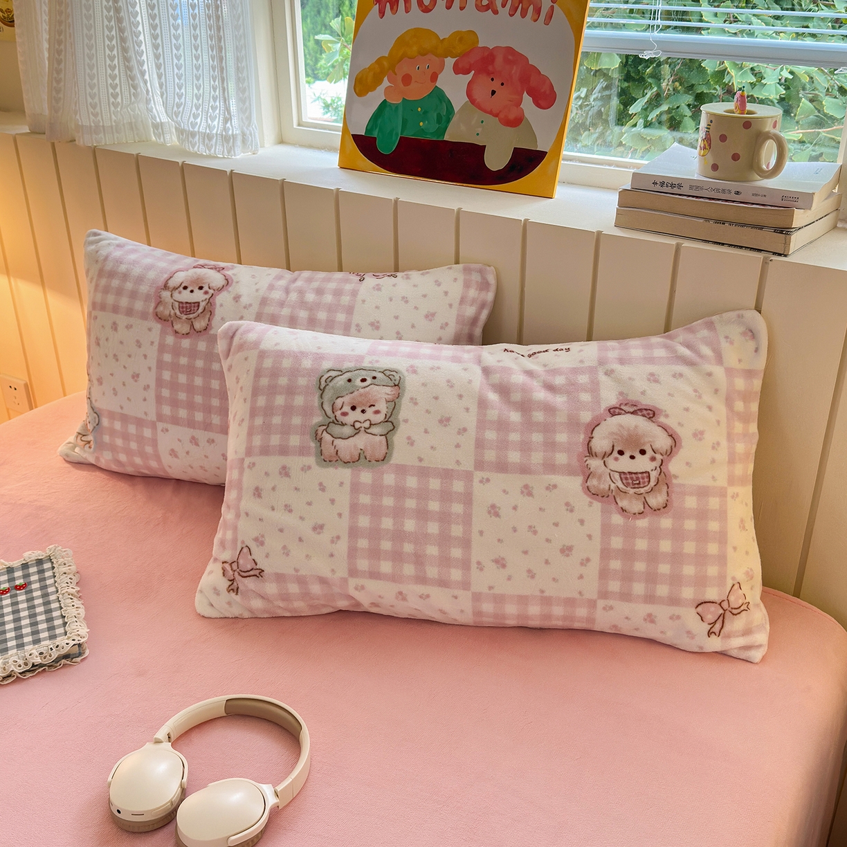 91家纺网 家纺一手货源 找家纺 丽美人家纺 2025新款小版印花牛奶绒四件套 萌熊日记