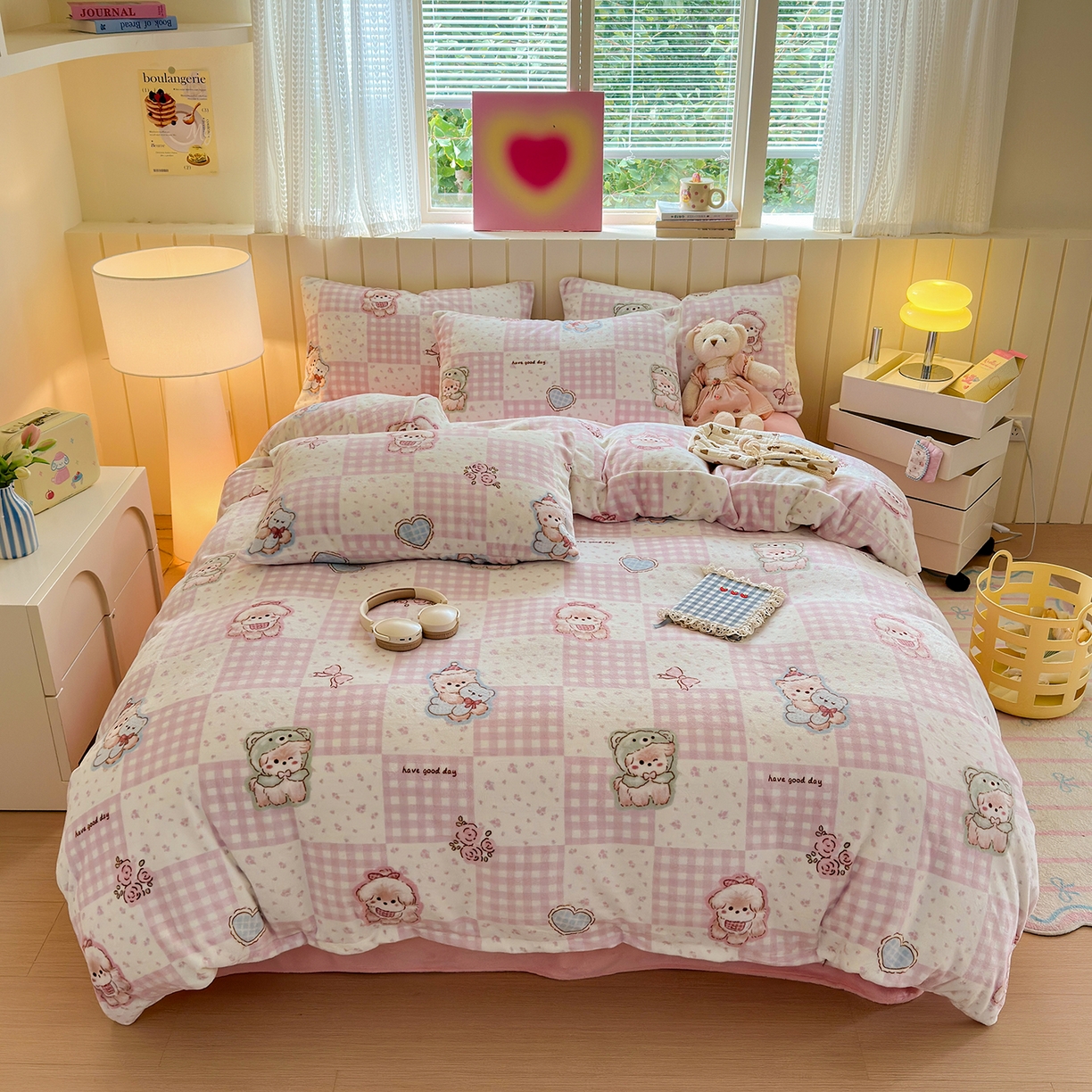 91家纺网 家纺一手货源 找家纺 丽美人家纺 2025新款小版印花牛奶绒四件套 萌熊日记