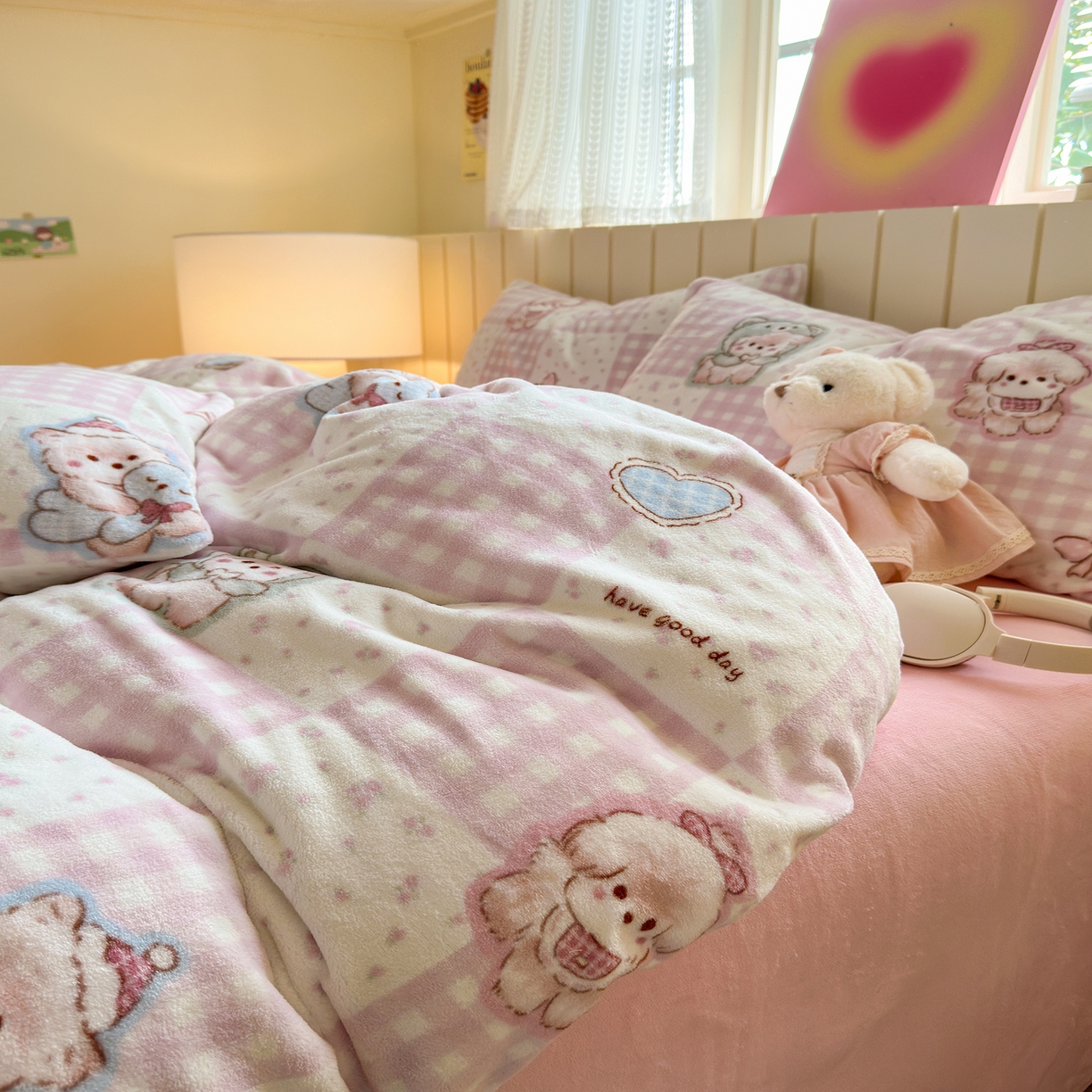 91家纺网 家纺一手货源 找家纺 丽美人家纺 2025新款小版印花牛奶绒四件套 萌熊日记