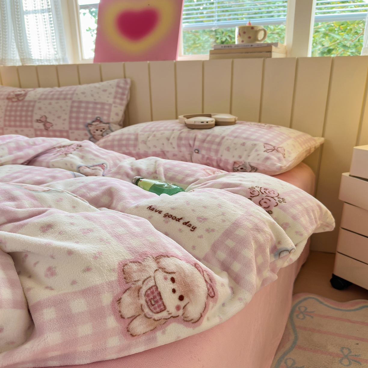 91家纺网 家纺一手货源 找家纺 丽美人家纺 2025新款小版印花牛奶绒四件套 萌熊日记