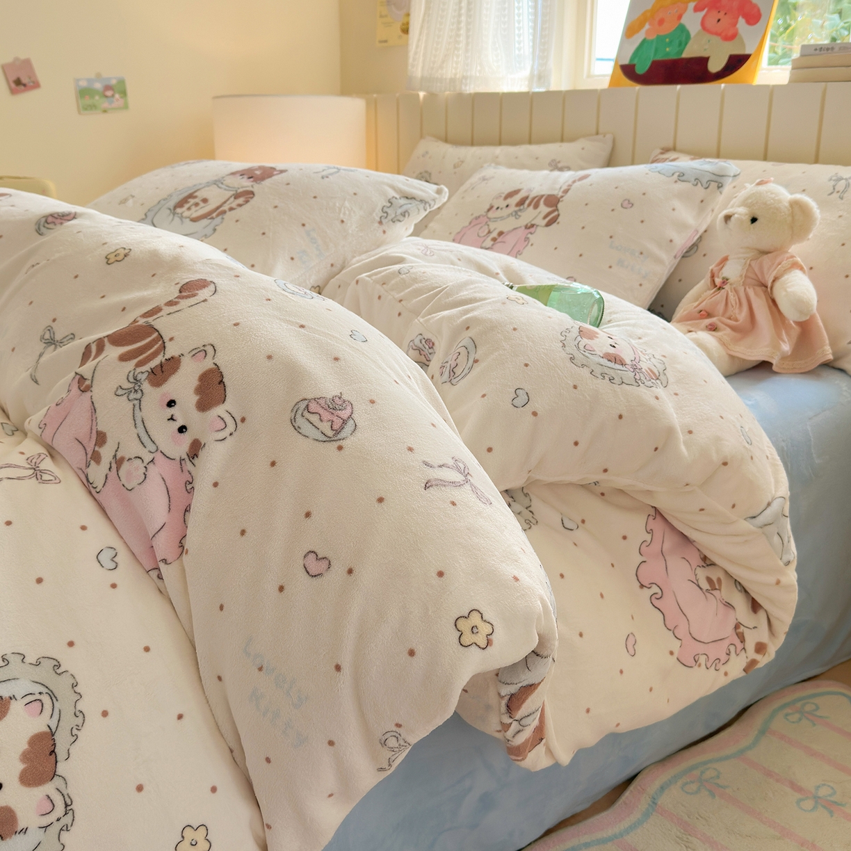 91家纺网 家纺一手货源 找家纺 丽美人家纺 2025新款小版印花牛奶绒四件套 奶萌小猫