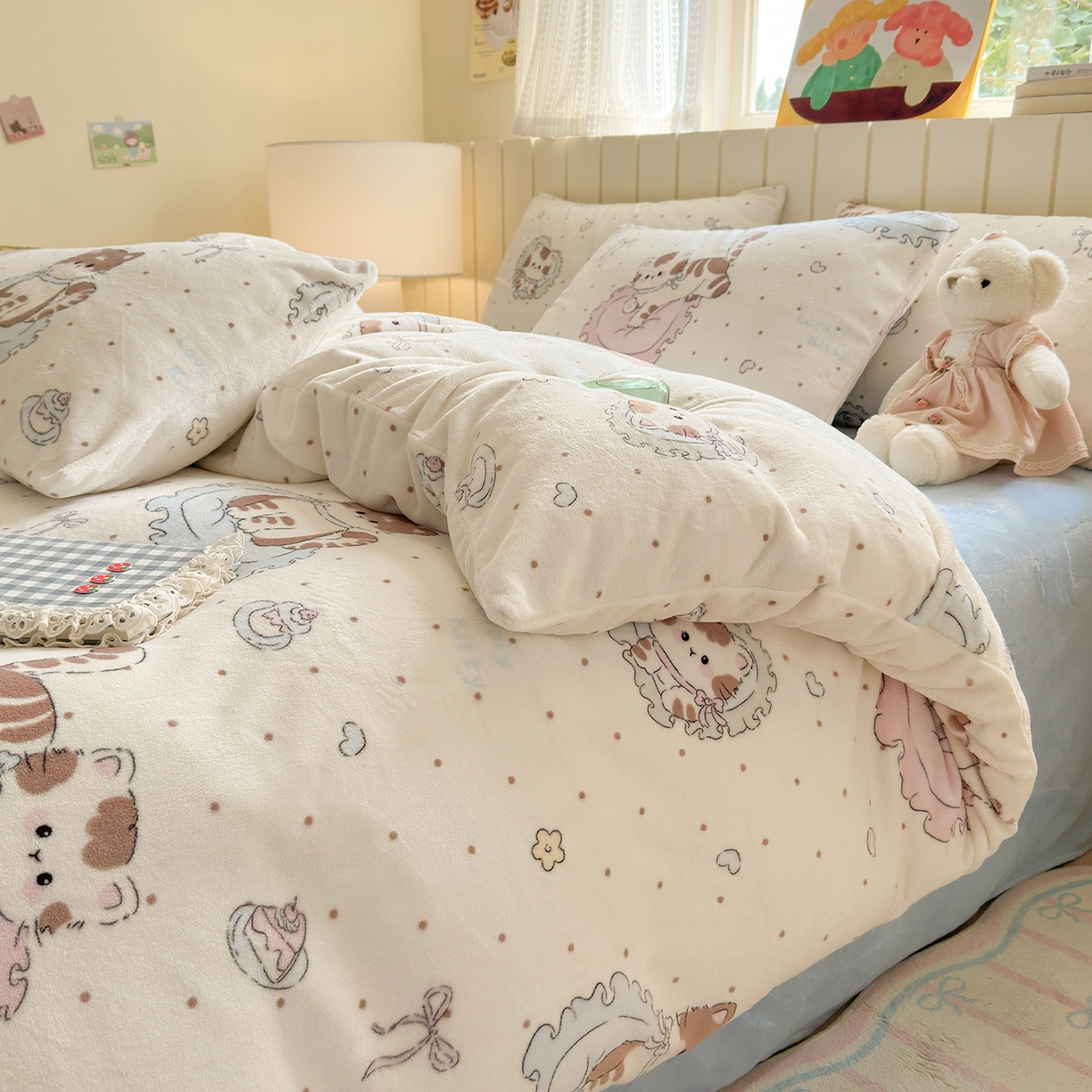 91家纺网 家纺一手货源 找家纺 丽美人家纺 2025新款小版印花牛奶绒四件套 奶萌小猫