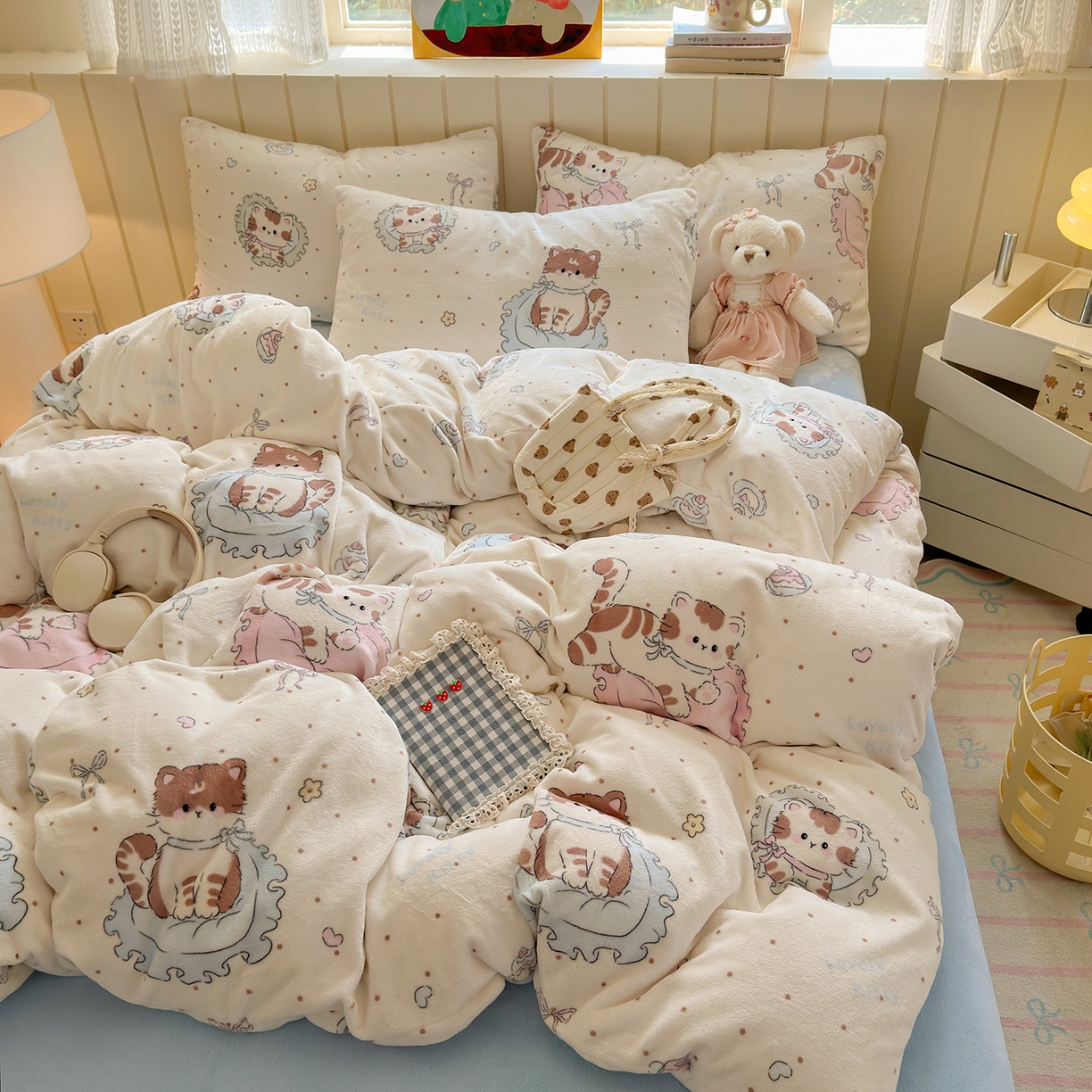 91家纺网 家纺一手货源 找家纺 丽美人家纺 2025新款小版印花牛奶绒四件套 奶萌小猫