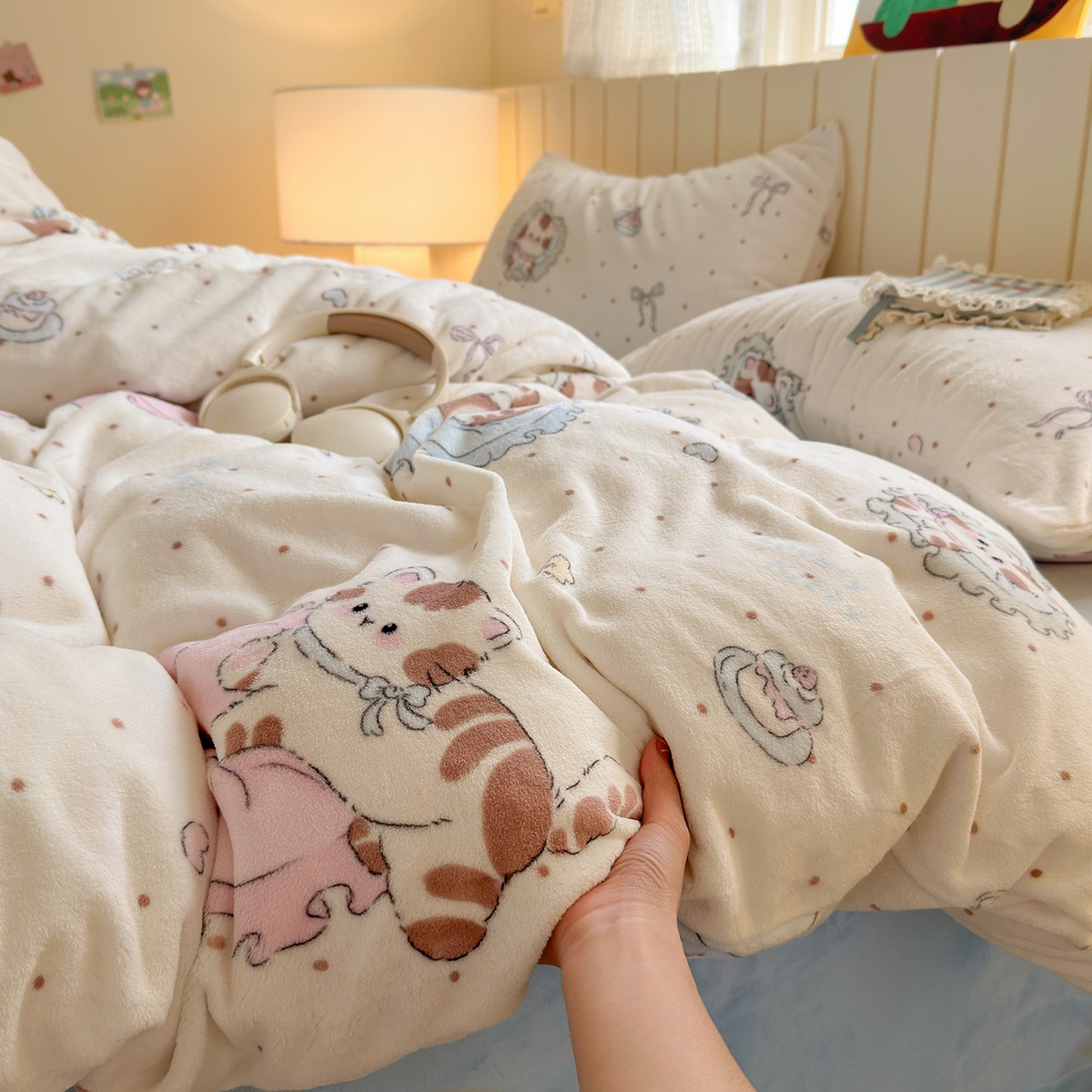 91家纺网 家纺一手货源 找家纺 丽美人家纺 2025新款小版印花牛奶绒四件套 奶萌小猫