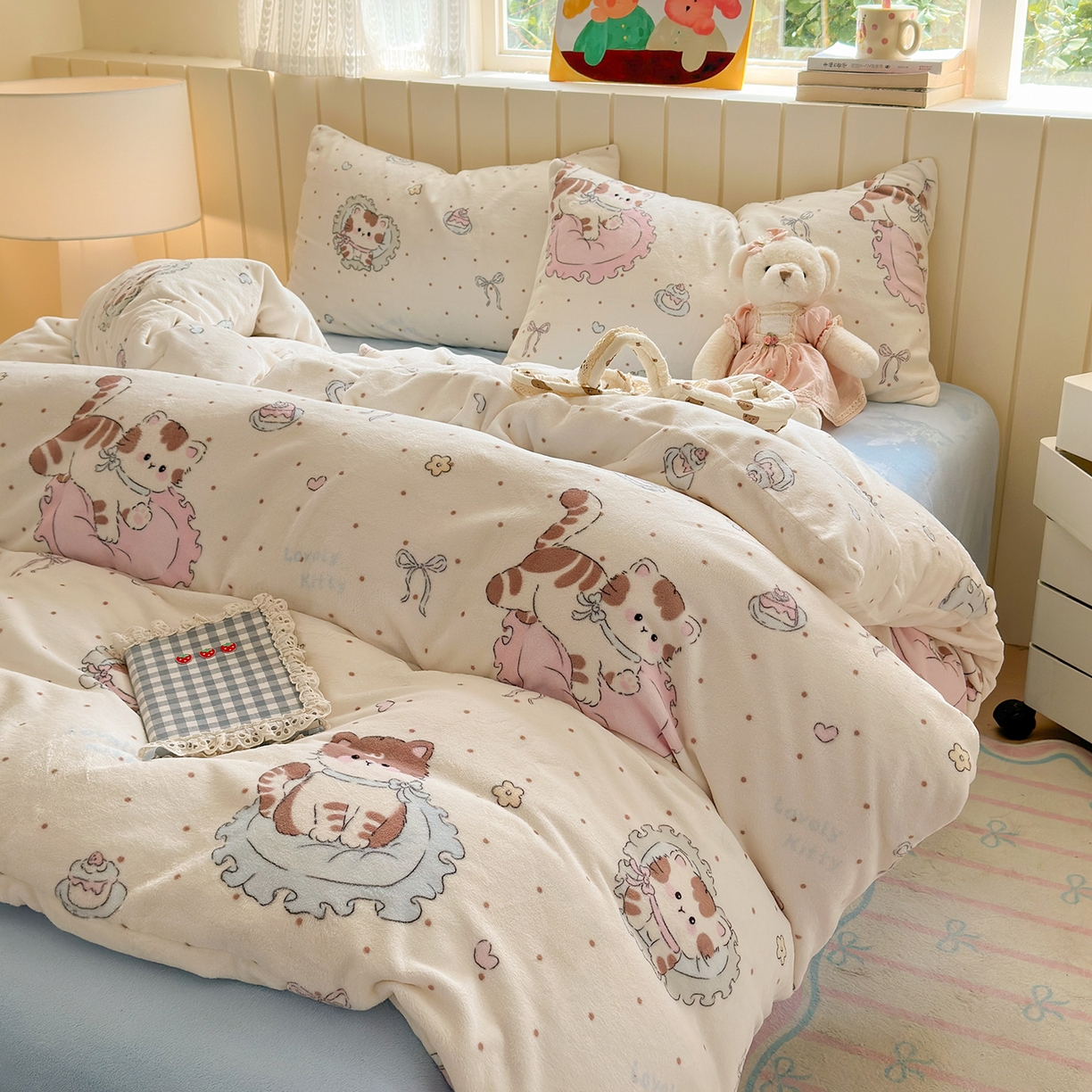 91家纺网 家纺一手货源 找家纺 丽美人家纺 2025新款小版印花牛奶绒四件套 奶萌小猫