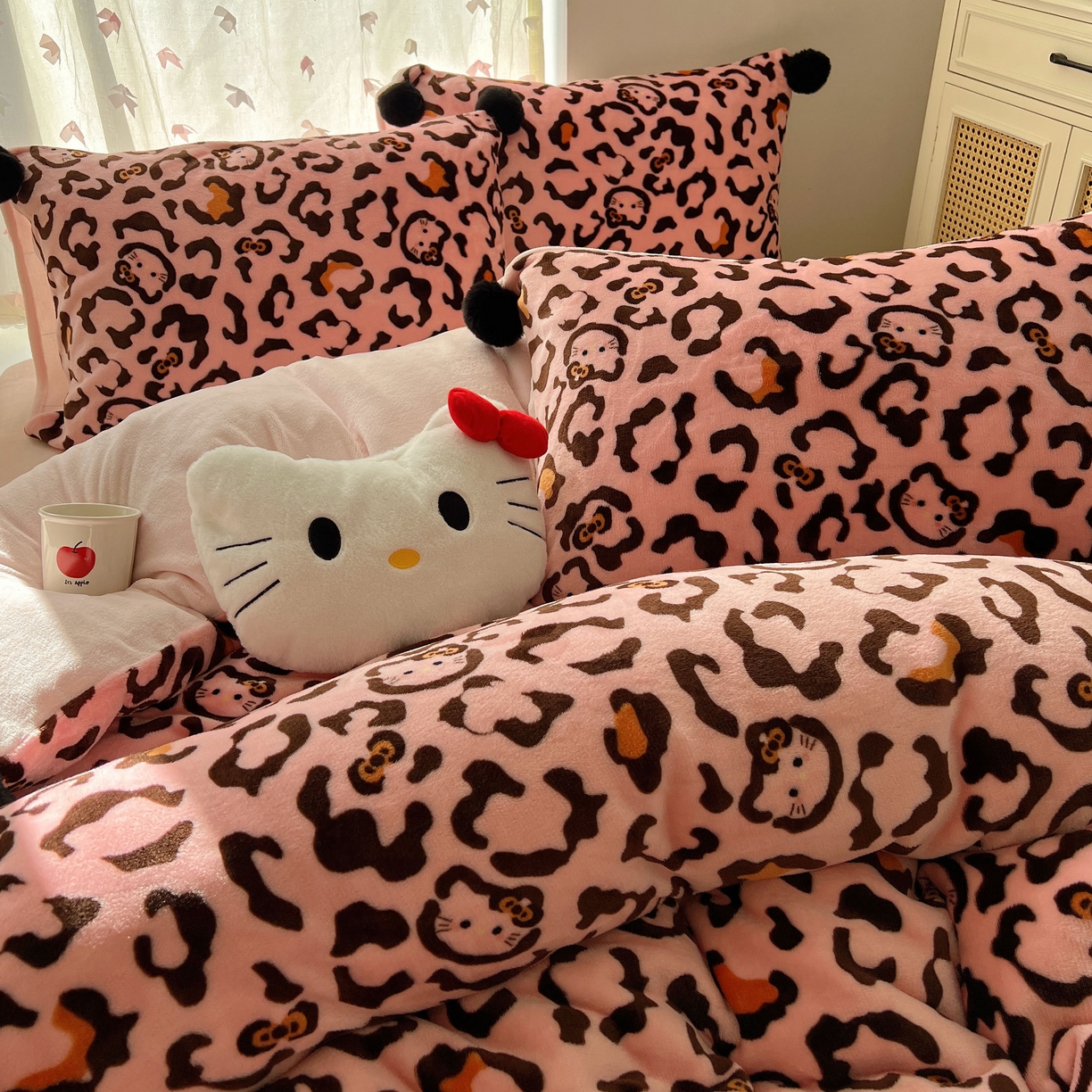 91家纺网 家纺一手货源 找家纺 顾里家纺 2025新款chic豹纹喵牛奶绒毛球套件 粉豹纹