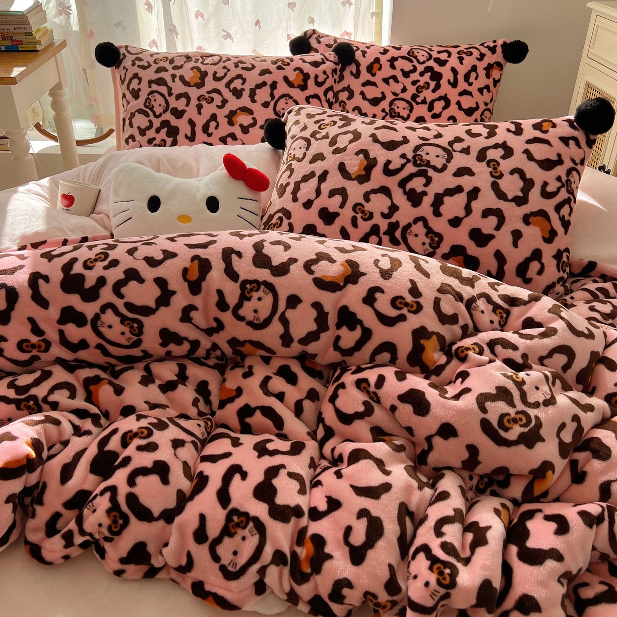 91家纺网 家纺一手货源 找家纺 顾里家纺 2025新款chic豹纹喵牛奶绒毛球套件 粉豹纹