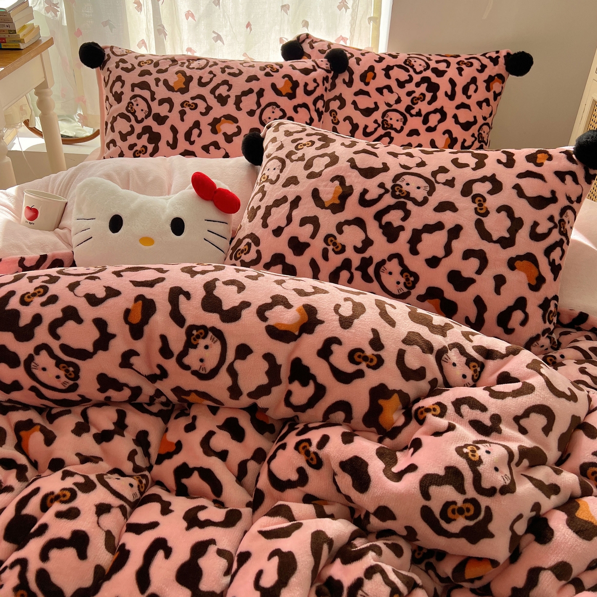 91家纺网 家纺一手货源 找家纺 顾里家纺 2025新款chic豹纹喵牛奶绒毛球套件 粉豹纹