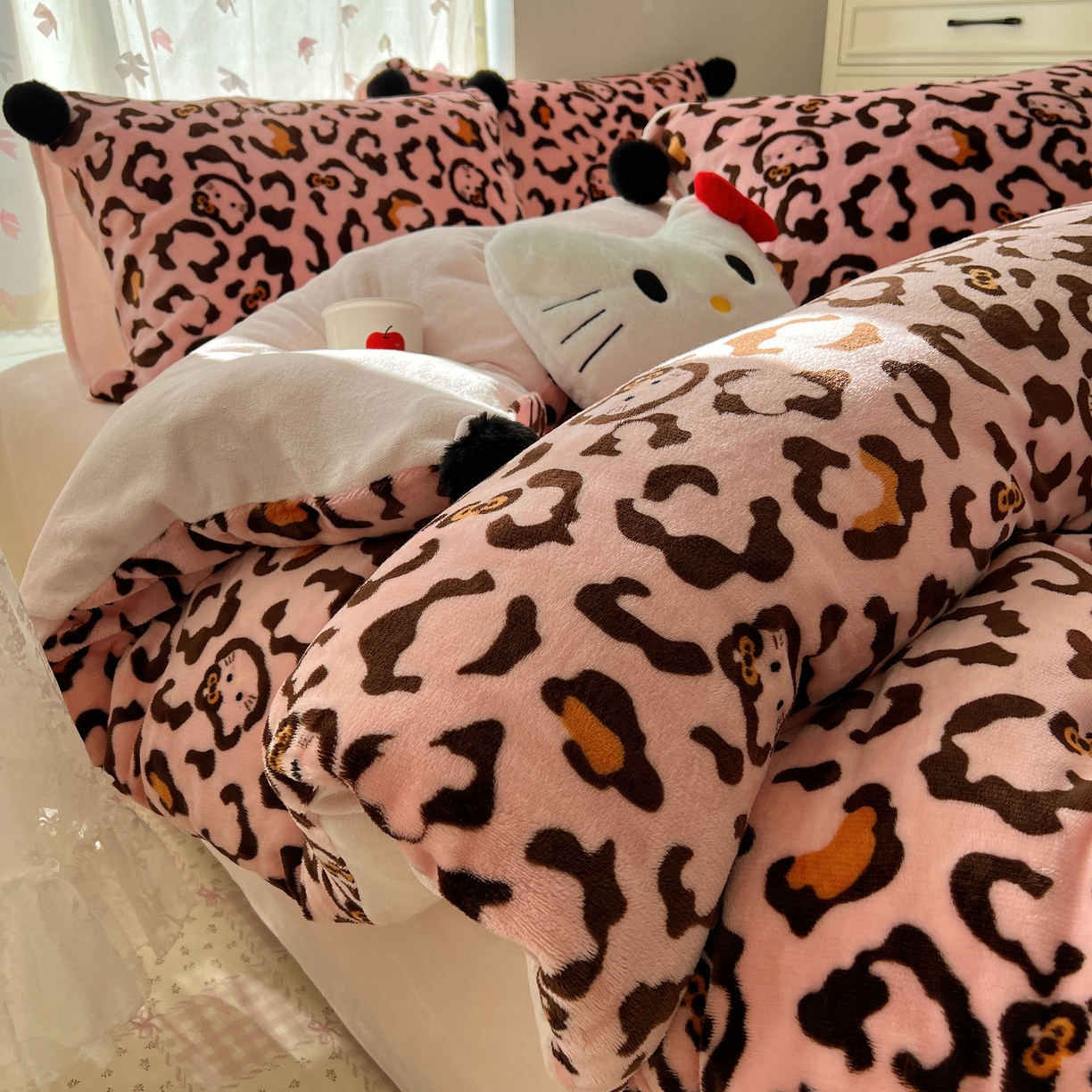 91家纺网 家纺一手货源 找家纺 顾里家纺 2025新款chic豹纹喵牛奶绒毛球套件 粉豹纹