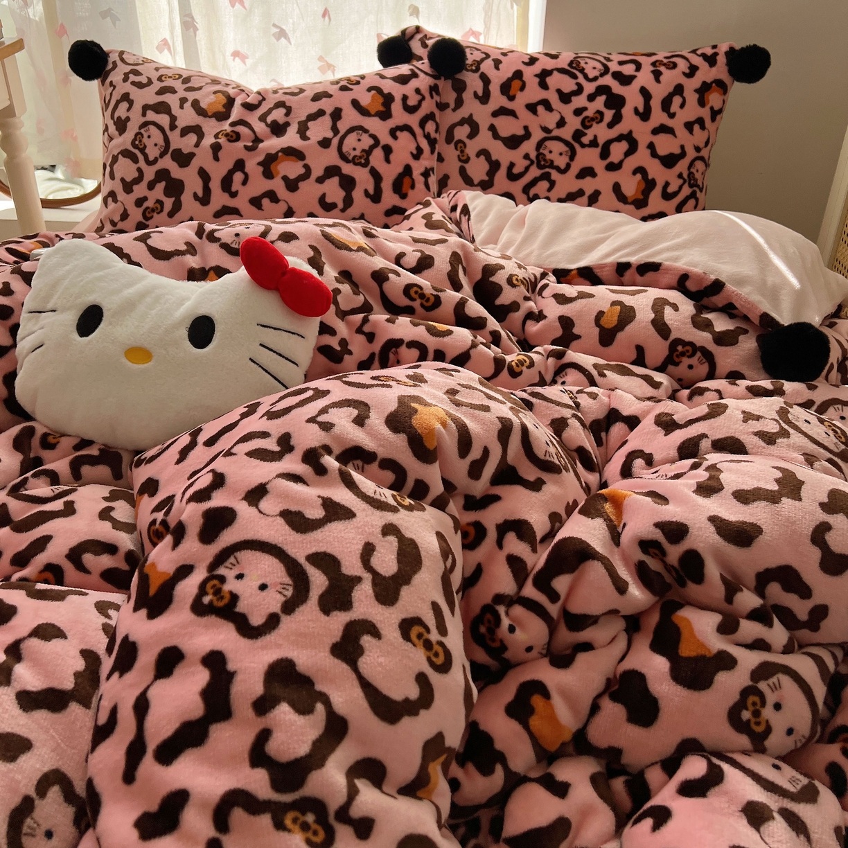 91家纺网 家纺一手货源 找家纺 顾里家纺 2025新款chic豹纹喵牛奶绒毛球套件 粉豹纹