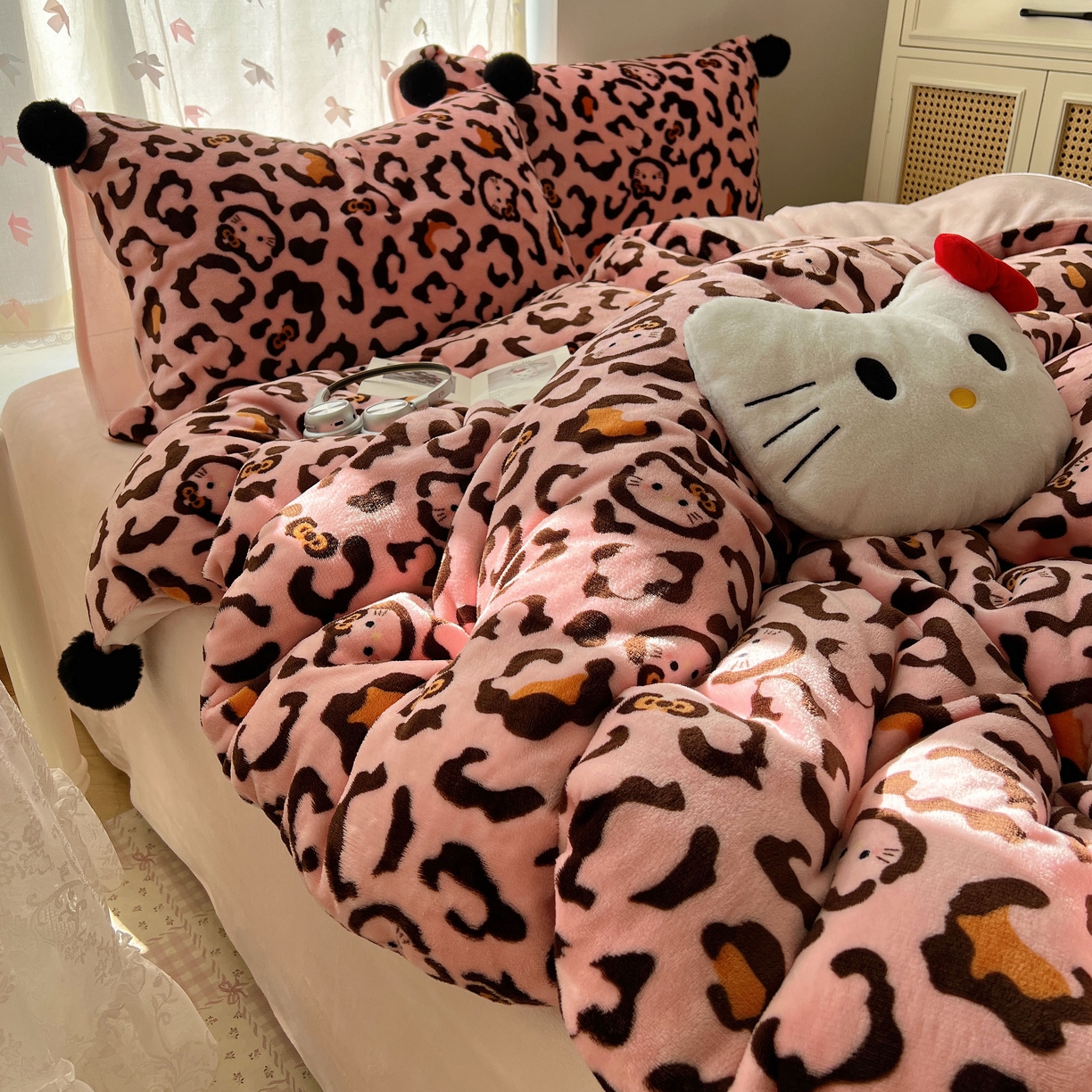 91家纺网 家纺一手货源 找家纺 顾里家纺 2025新款chic豹纹喵牛奶绒毛球套件 粉豹纹