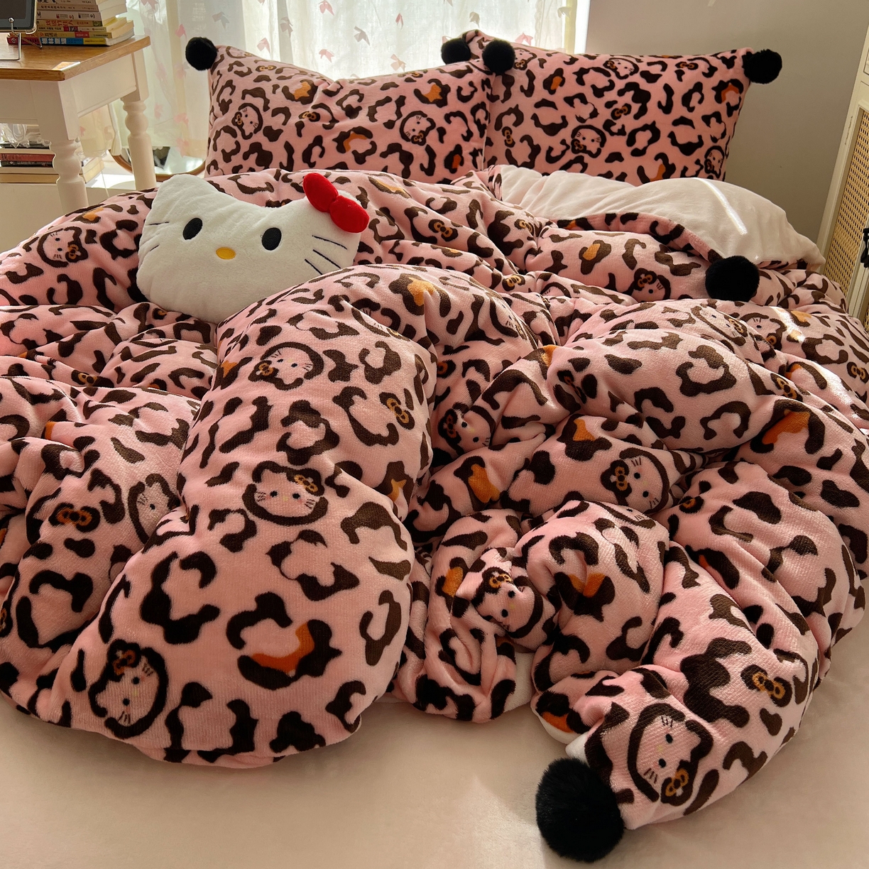 91家纺网 家纺一手货源 找家纺 顾里家纺 2025新款chic豹纹喵牛奶绒毛球套件 粉豹纹