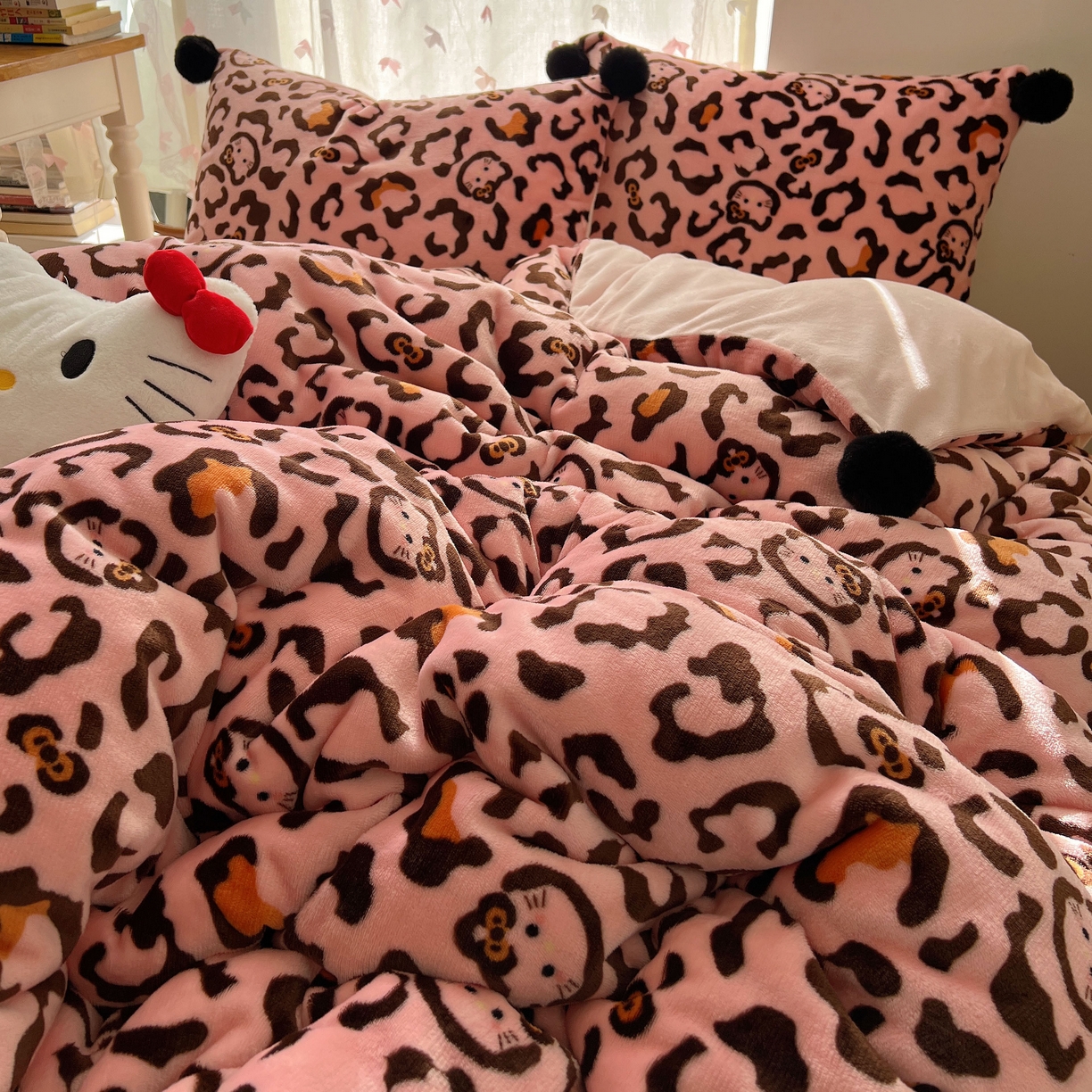 91家纺网 家纺一手货源 找家纺 顾里家纺 2025新款chic豹纹喵牛奶绒毛球套件 粉豹纹