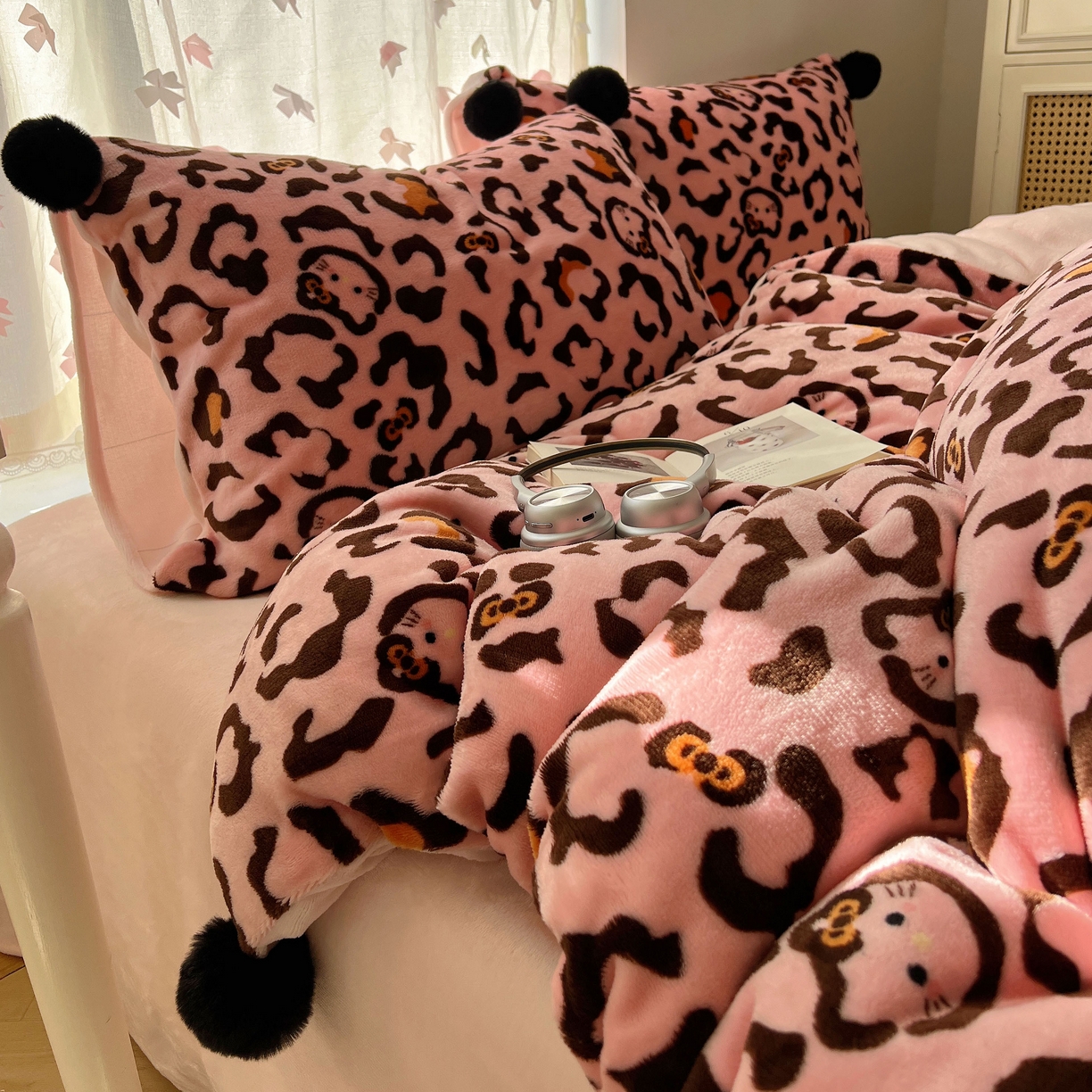 91家纺网 家纺一手货源 找家纺 顾里家纺 2025新款chic豹纹喵牛奶绒毛球套件 粉豹纹