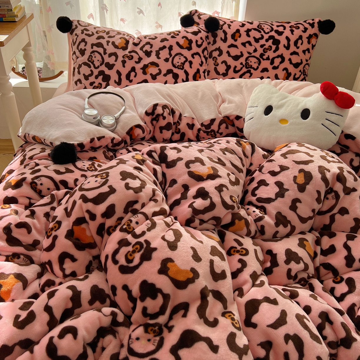 91家纺网 家纺一手货源 找家纺 顾里家纺 2025新款chic豹纹喵牛奶绒毛球套件 粉豹纹