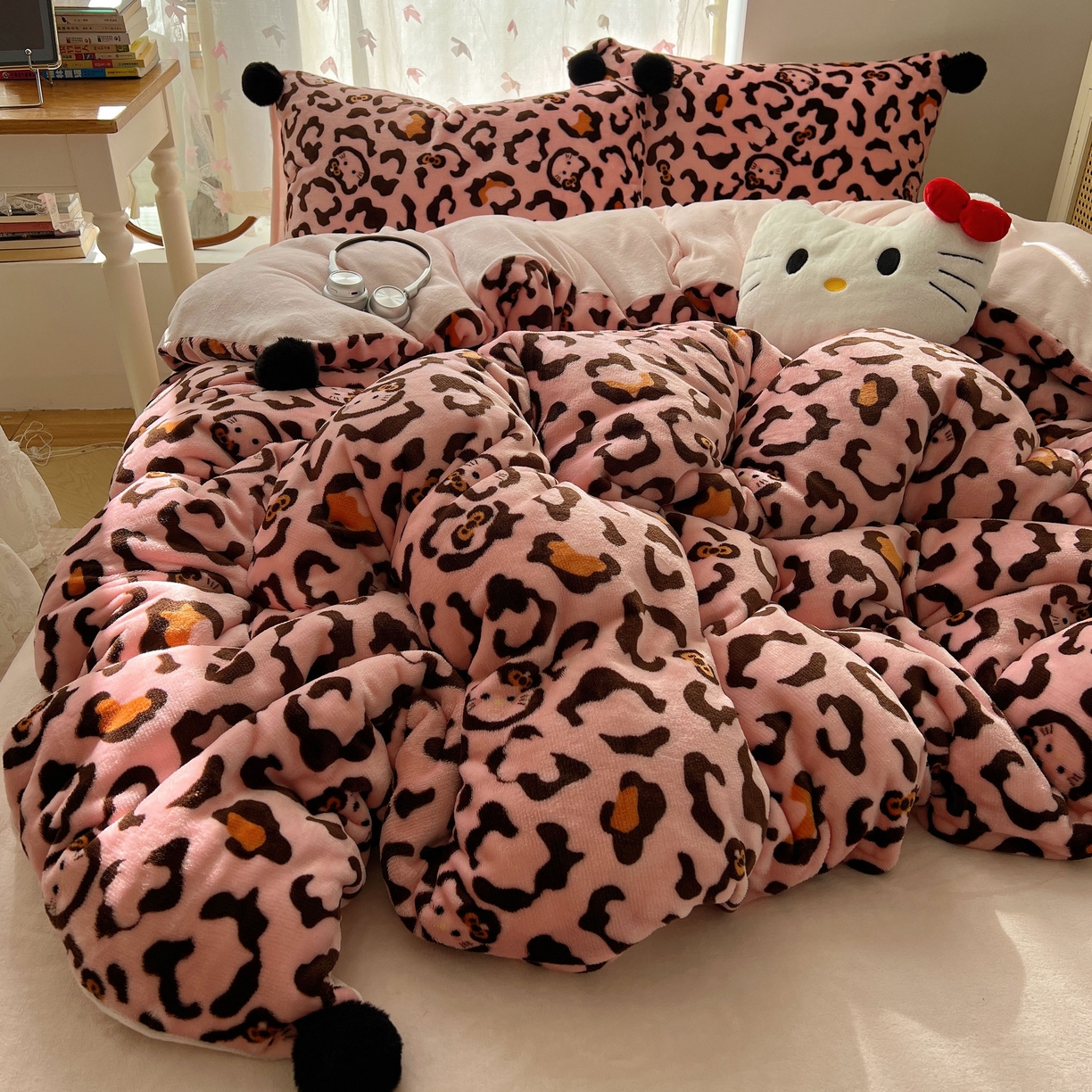 91家纺网 家纺一手货源 找家纺 顾里家纺 2025新款chic豹纹喵牛奶绒毛球套件 粉豹纹