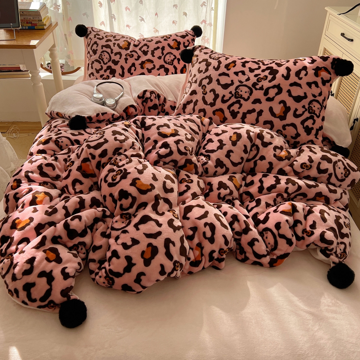 91家纺网 家纺一手货源 找家纺 顾里家纺 2025新款chic豹纹喵牛奶绒毛球套件 粉豹纹