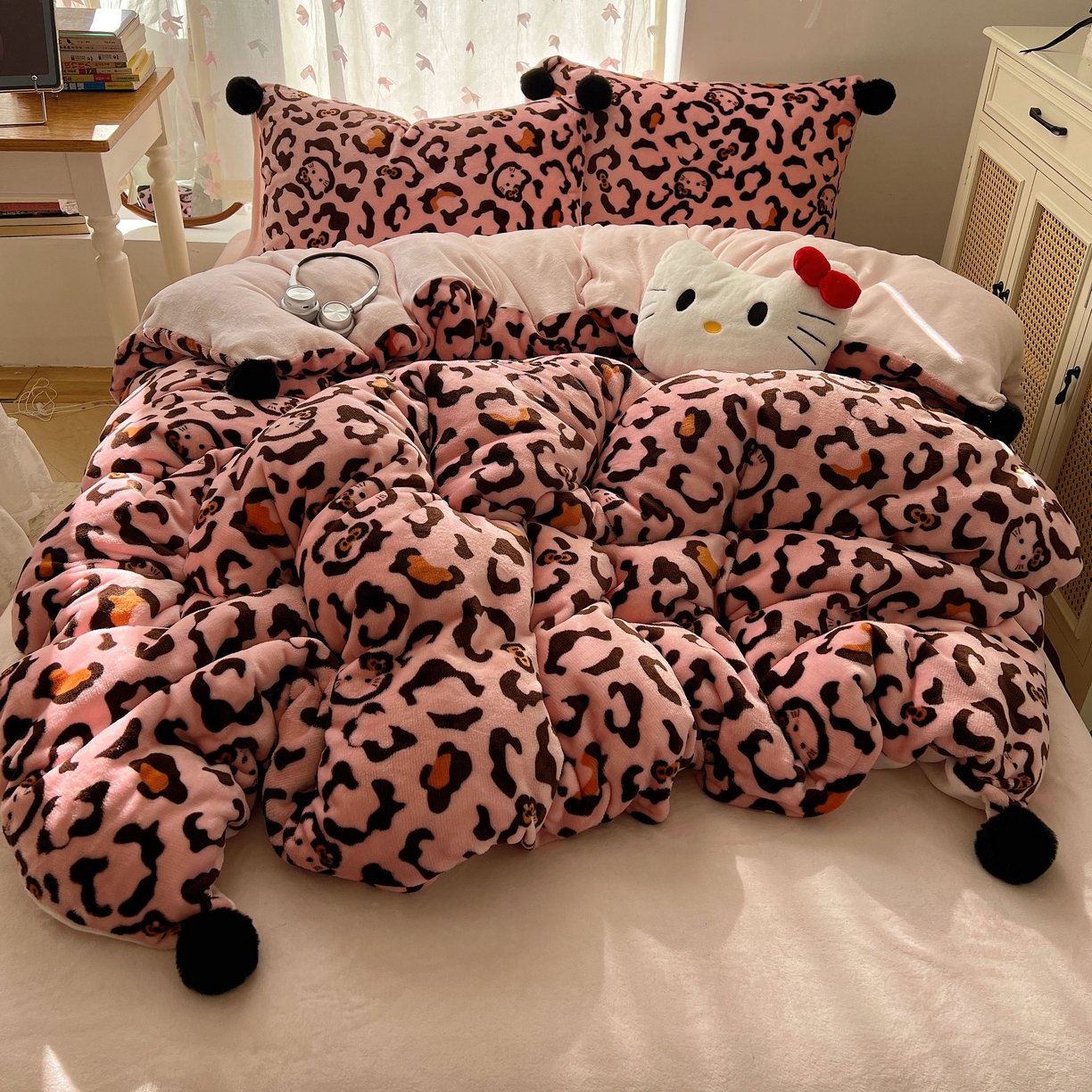 91家纺网 家纺一手货源 找家纺 顾里家纺 2025新款chic豹纹喵牛奶绒毛球套件 粉豹纹