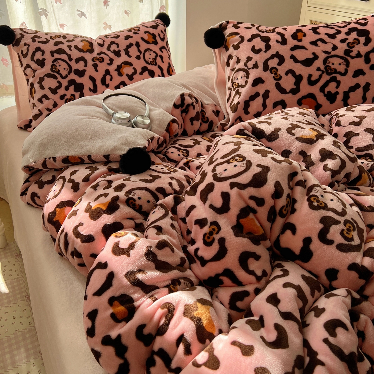 91家纺网 家纺一手货源 找家纺 顾里家纺 2025新款chic豹纹喵牛奶绒毛球套件 粉豹纹