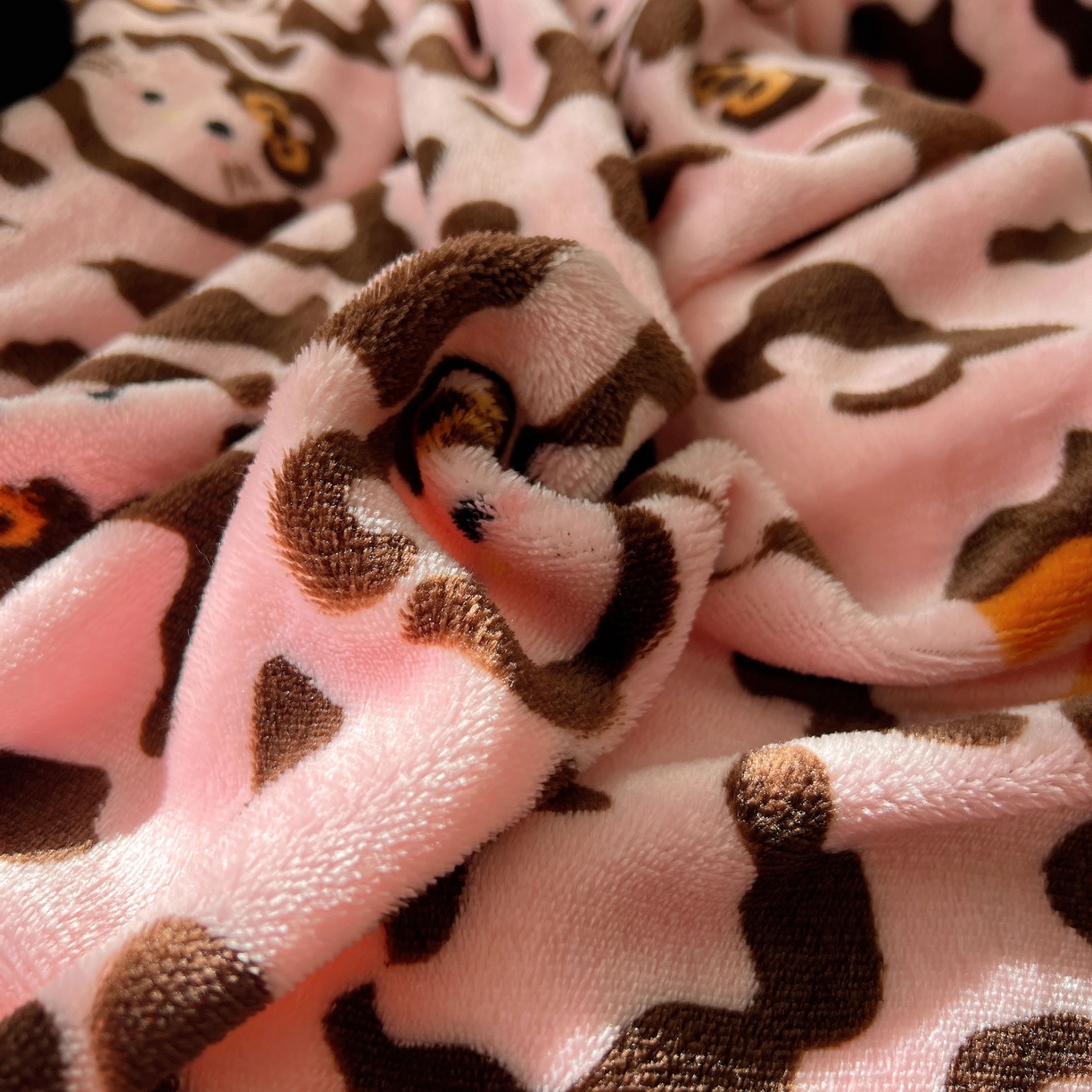 91家纺网 家纺一手货源 找家纺 顾里家纺 2025新款chic豹纹喵牛奶绒毛球套件 粉豹纹