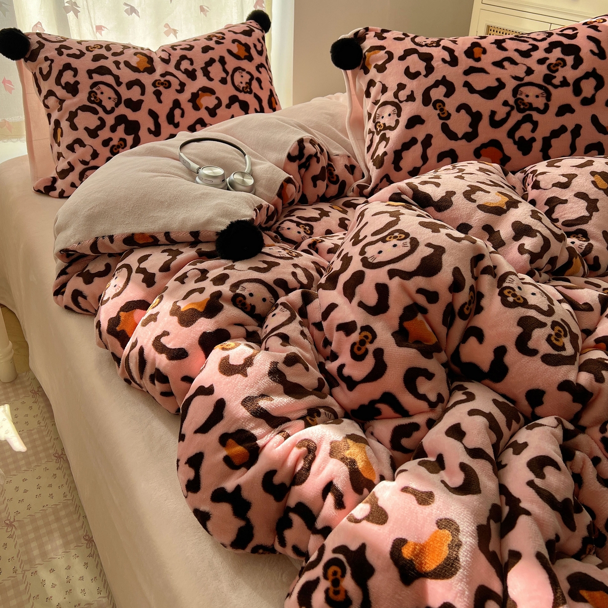 （总）顾里家纺 2025新款chic豹纹喵牛奶绒毛球套件