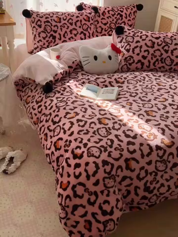 91家纺网 家纺一手货源 找家纺 顾里家纺 2025新款chic豹纹喵牛奶绒毛球套件 粉豹纹