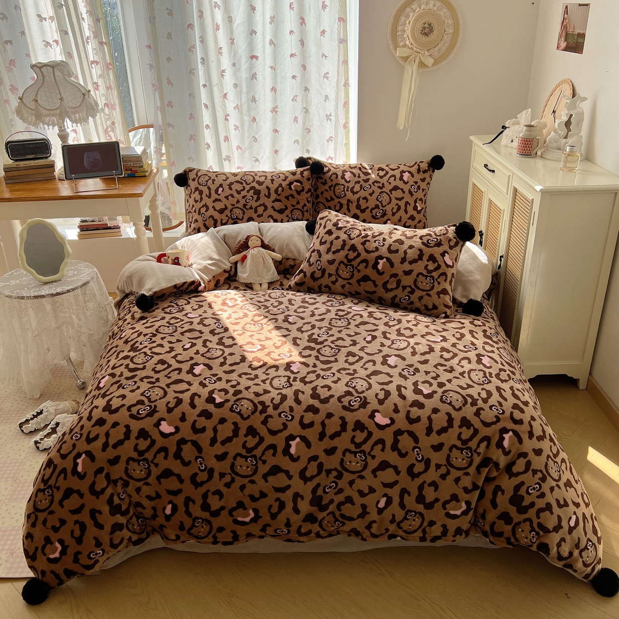 91家纺网 家纺一手货源 找家纺 顾里家纺 2025新款chic豹纹喵牛奶绒毛球套件 咖豹纹