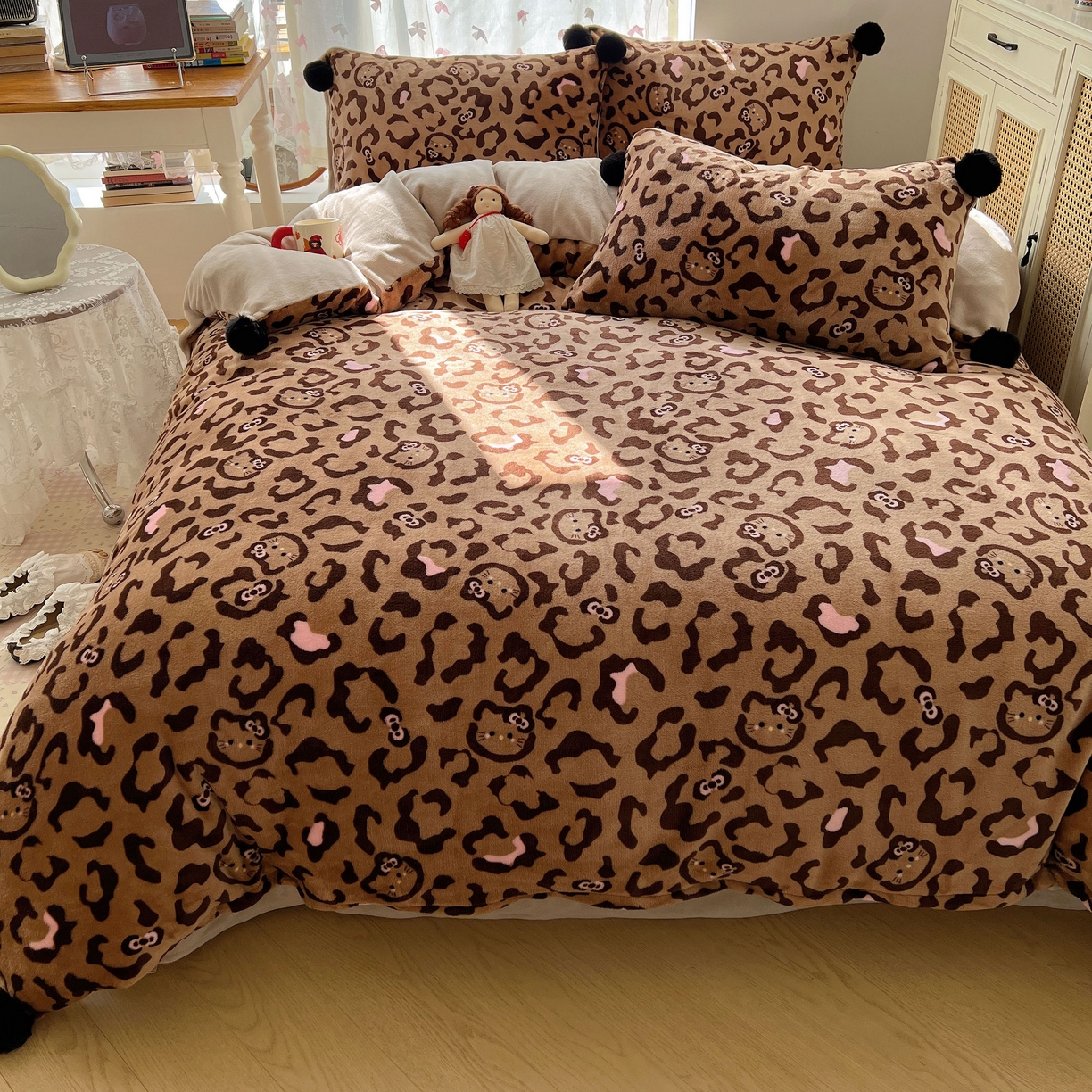 91家纺网 家纺一手货源 找家纺 顾里家纺 2025新款chic豹纹喵牛奶绒毛球套件 咖豹纹