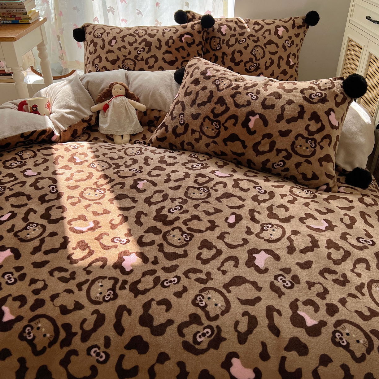 91家纺网 家纺一手货源 找家纺 顾里家纺 2025新款chic豹纹喵牛奶绒毛球套件 咖豹纹