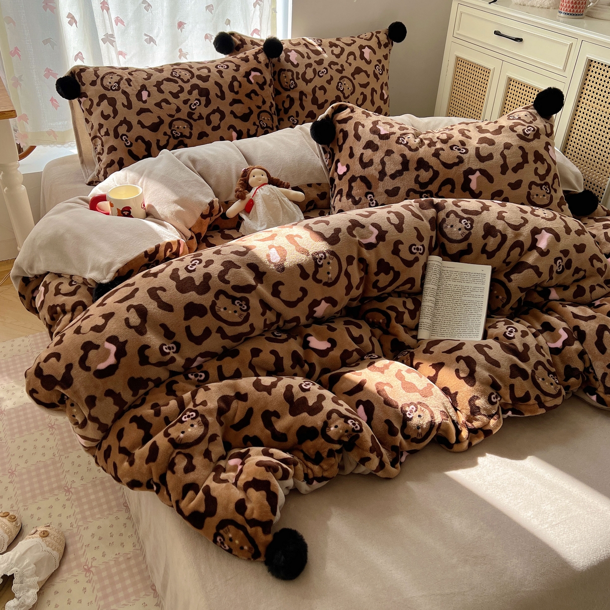 91家纺网 家纺一手货源 找家纺 顾里家纺 2025新款chic豹纹喵牛奶绒毛球套件 咖豹纹