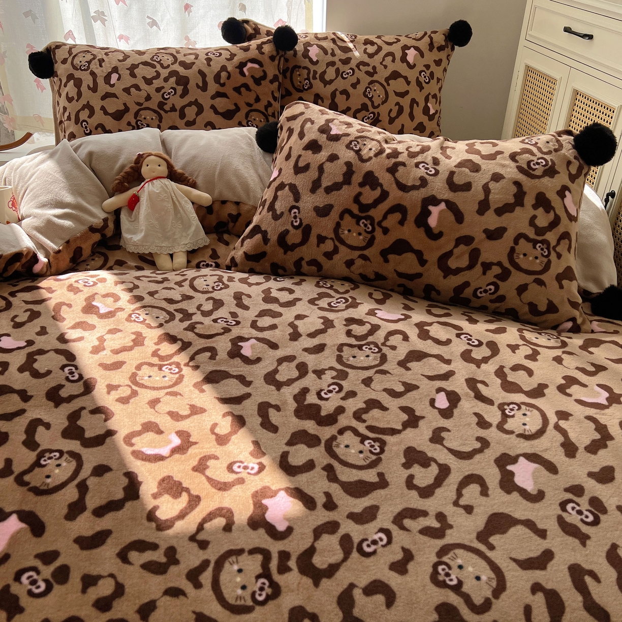 91家纺网 家纺一手货源 找家纺 顾里家纺 2025新款chic豹纹喵牛奶绒毛球套件 咖豹纹