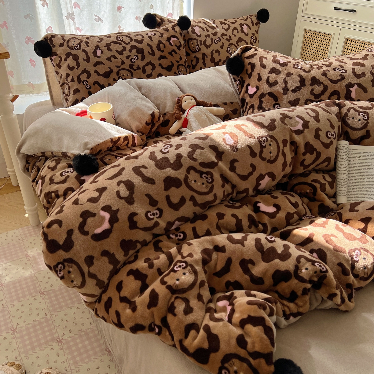 91家纺网 家纺一手货源 找家纺 顾里家纺 2025新款chic豹纹喵牛奶绒毛球套件 咖豹纹