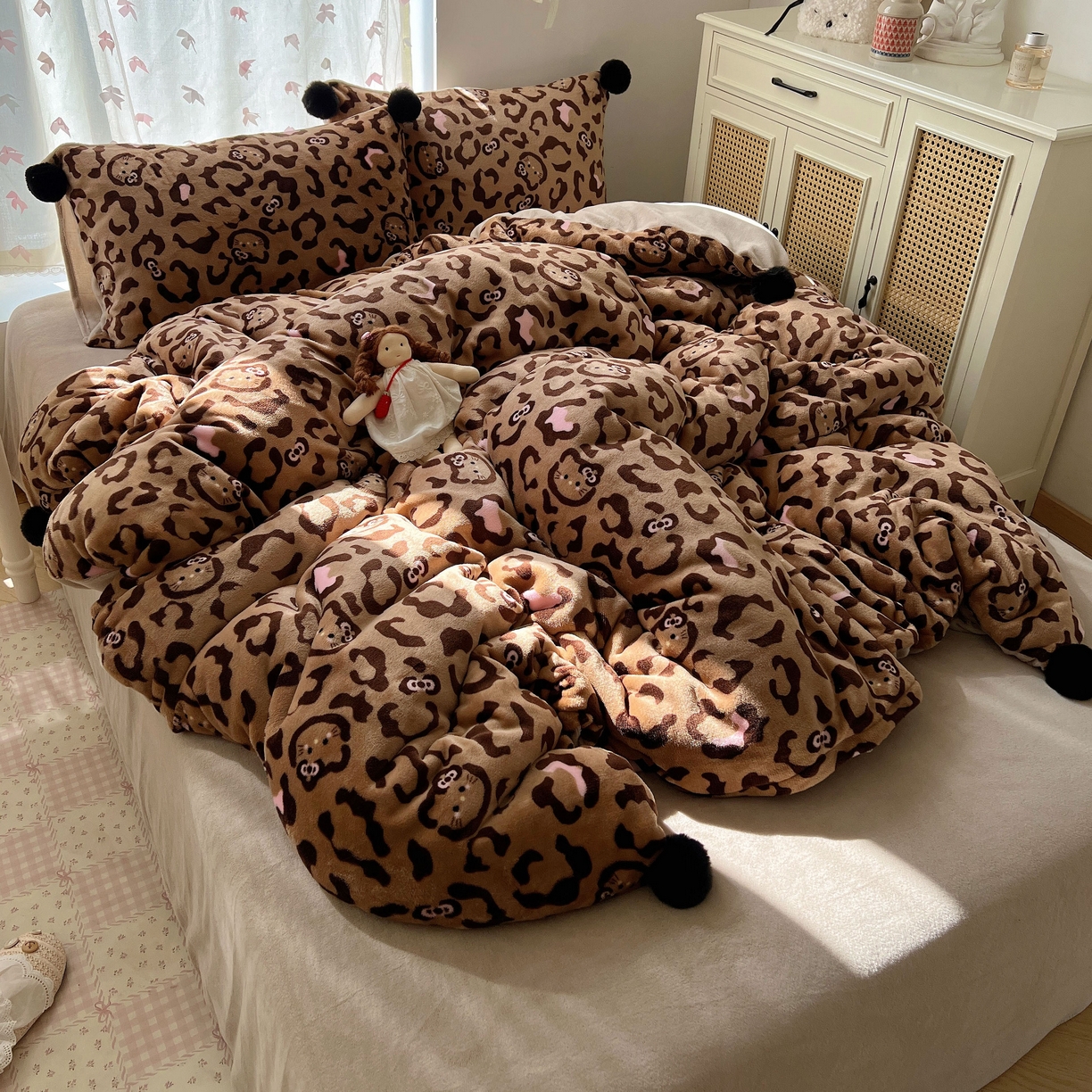 91家纺网 家纺一手货源 找家纺 顾里家纺 2025新款chic豹纹喵牛奶绒毛球套件 咖豹纹