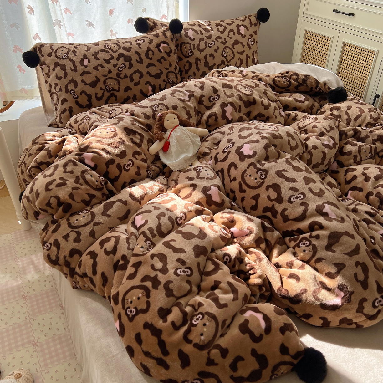 顾里家纺 2025新款chic豹纹喵牛奶绒毛球套件 咖豹纹