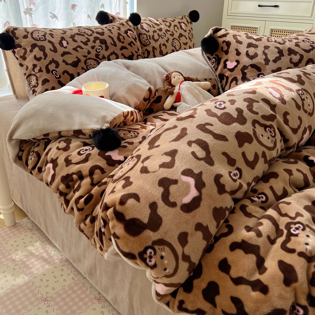 91家纺网 家纺一手货源 找家纺 顾里家纺 2025新款chic豹纹喵牛奶绒毛球套件 咖豹纹