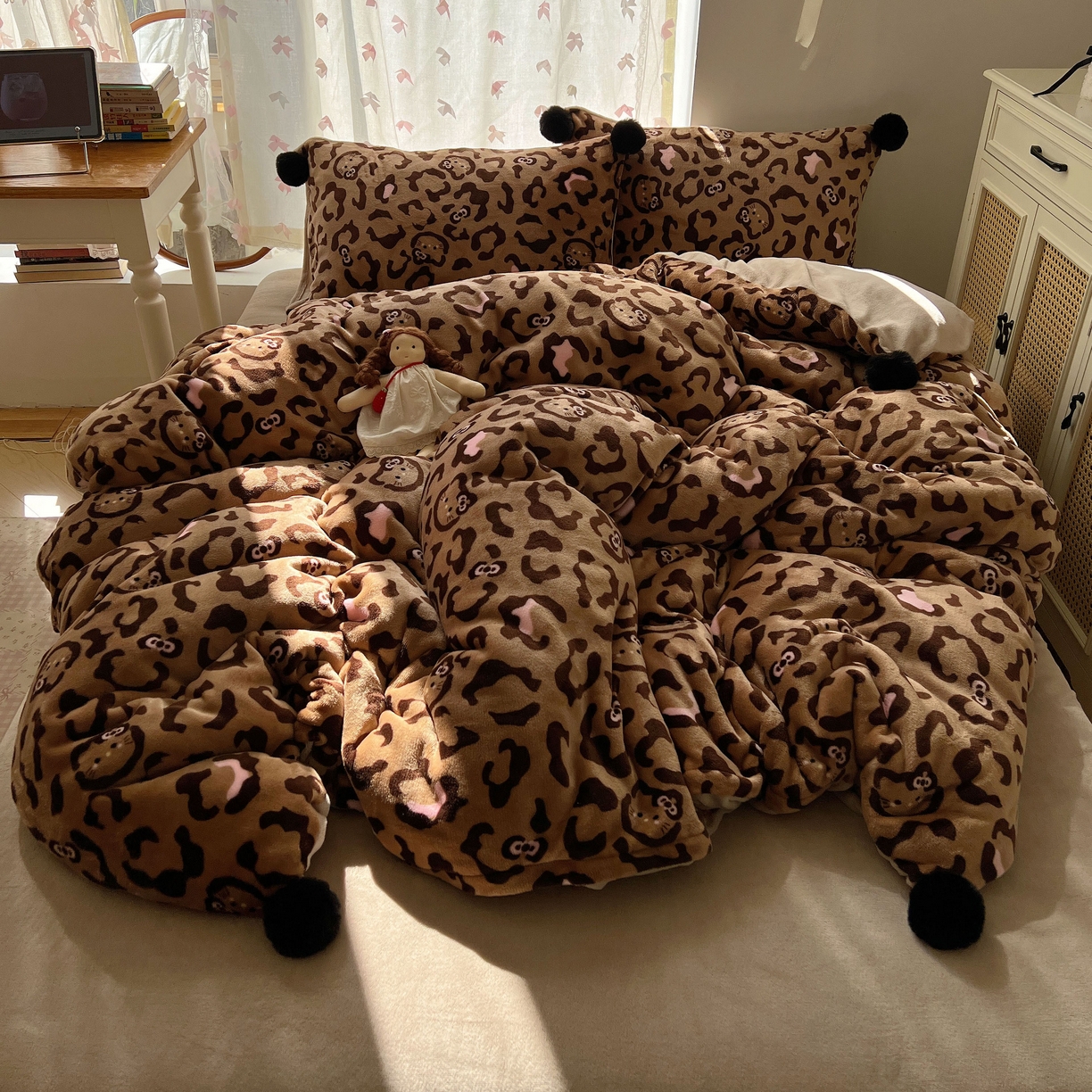 91家纺网 家纺一手货源 找家纺 顾里家纺 2025新款chic豹纹喵牛奶绒毛球套件 咖豹纹