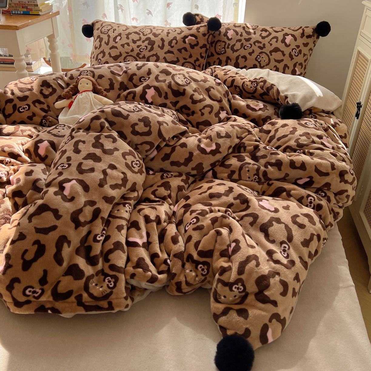 91家纺网 家纺一手货源 找家纺 顾里家纺 2025新款chic豹纹喵牛奶绒毛球套件 咖豹纹