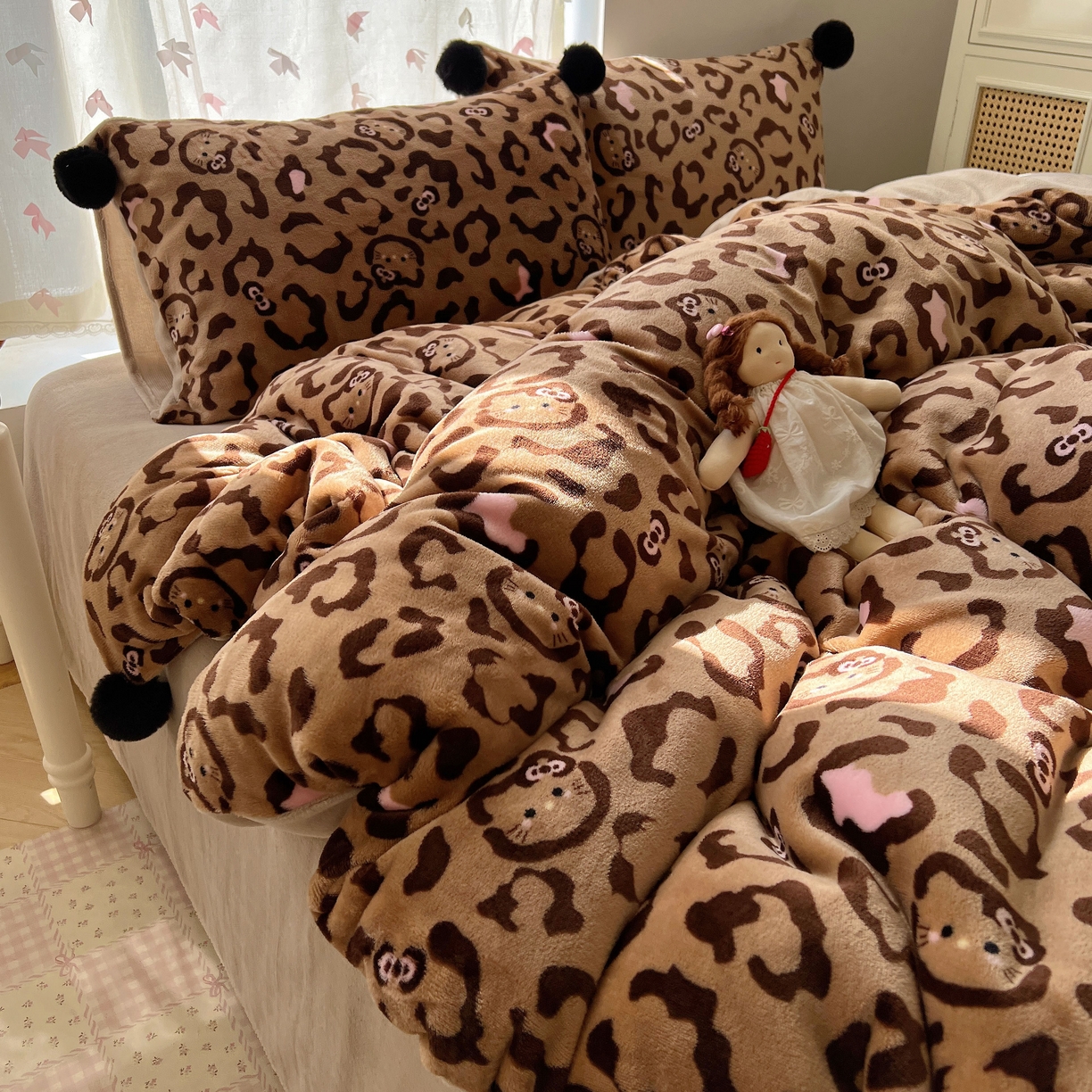 91家纺网 家纺一手货源 找家纺 顾里家纺 2025新款chic豹纹喵牛奶绒毛球套件 咖豹纹