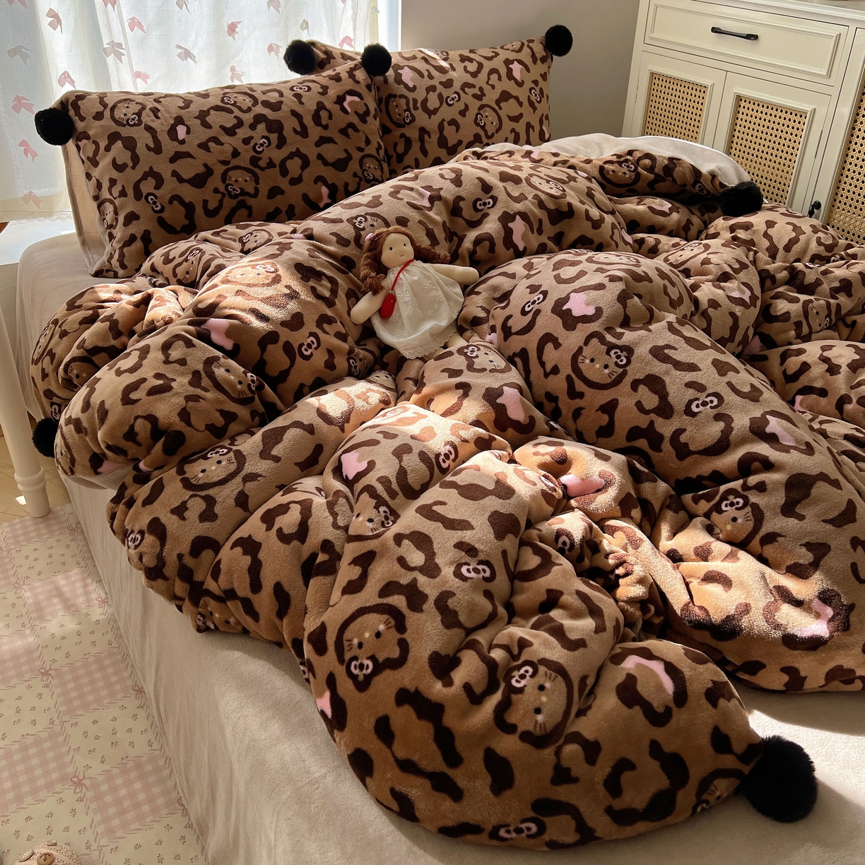 91家纺网 家纺一手货源 找家纺 顾里家纺 2025新款chic豹纹喵牛奶绒毛球套件 咖豹纹