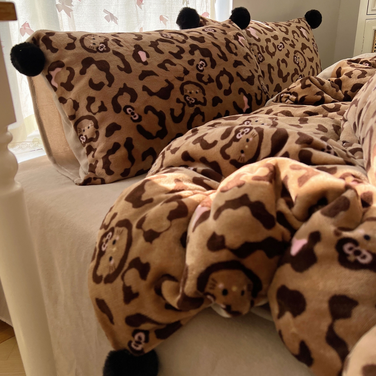 91家纺网 家纺一手货源 找家纺 顾里家纺 2025新款chic豹纹喵牛奶绒毛球套件 咖豹纹