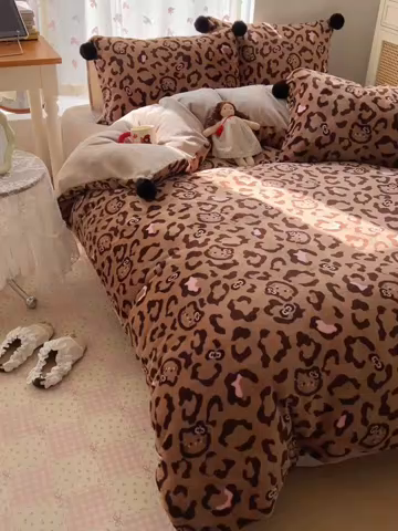 91家纺网 家纺一手货源 找家纺 顾里家纺 2025新款chic豹纹喵牛奶绒毛球套件 咖豹纹