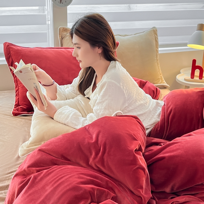 91家纺网 家纺一手货源 找家纺 九沐良品 2025新款加厚婴儿绒牛奶绒四件套工艺款宝宝绒四件套 晨曦红+浅驼