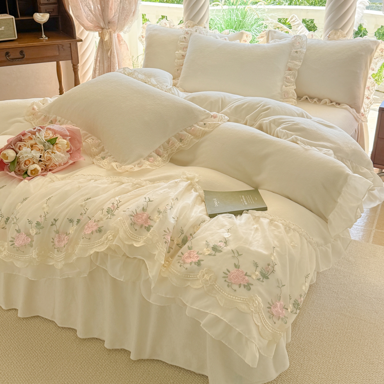 91家纺网 家纺一手货源 找家纺 米可家居 2025新款牛奶绒床裙款蕾丝刺绣四件套韩版法式公主风四件套  玫瑰故事 玫瑰故事~白